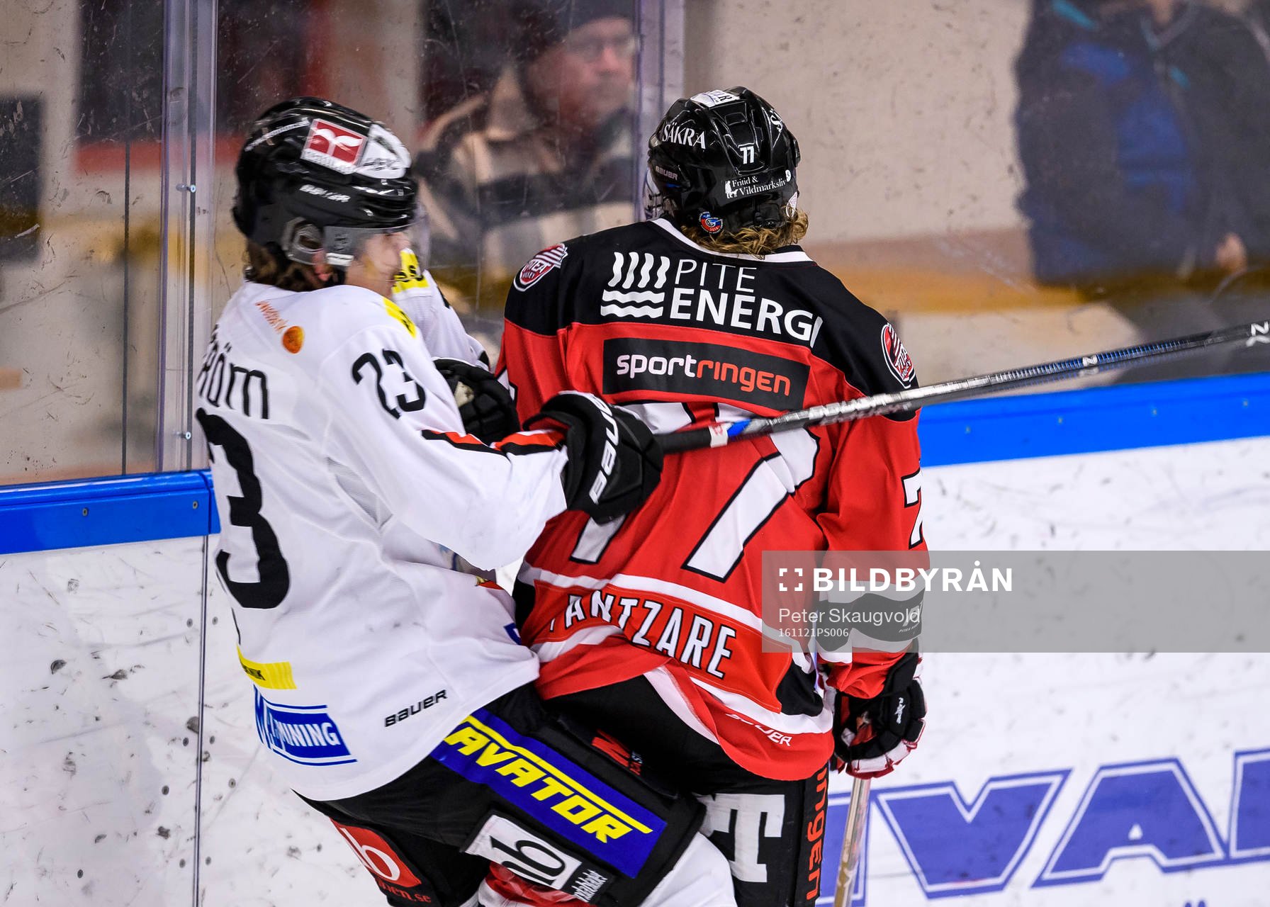 Piteås Isak Pantzare tacklar Asplövens Anton Grundström