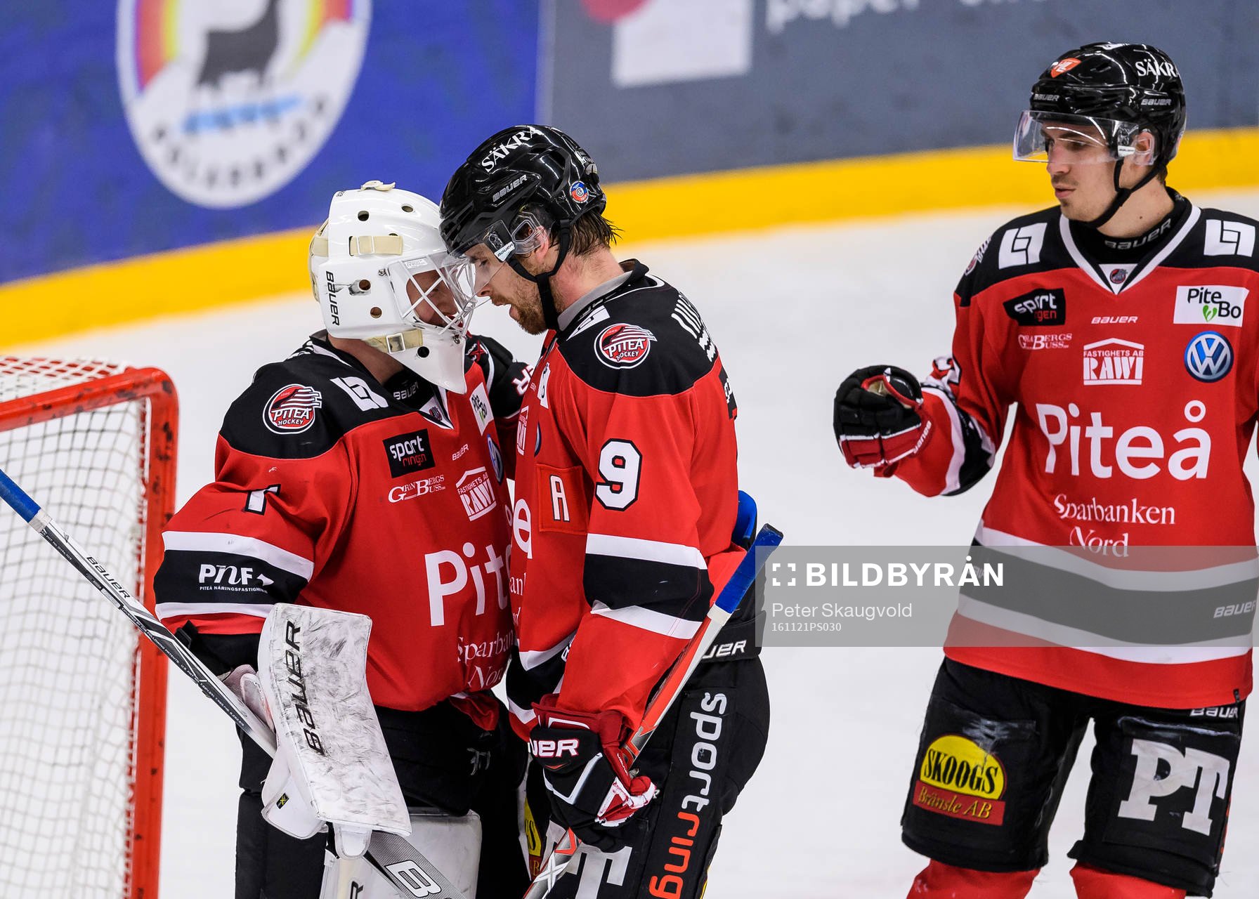 Piteås målvakt Joel Vännström och Olof Lundberg jublar