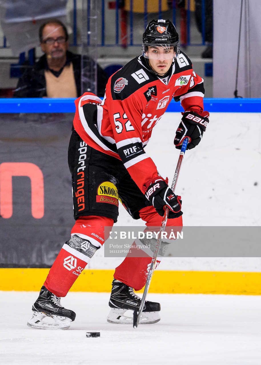 Piteås August Tornberg med pucken