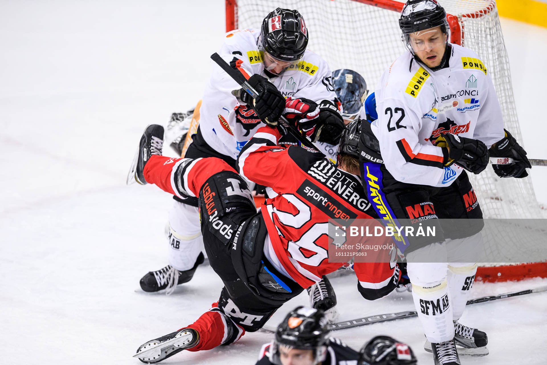 Asplövens Antti Uitto trycker omkull Piteås Emil Wrenman