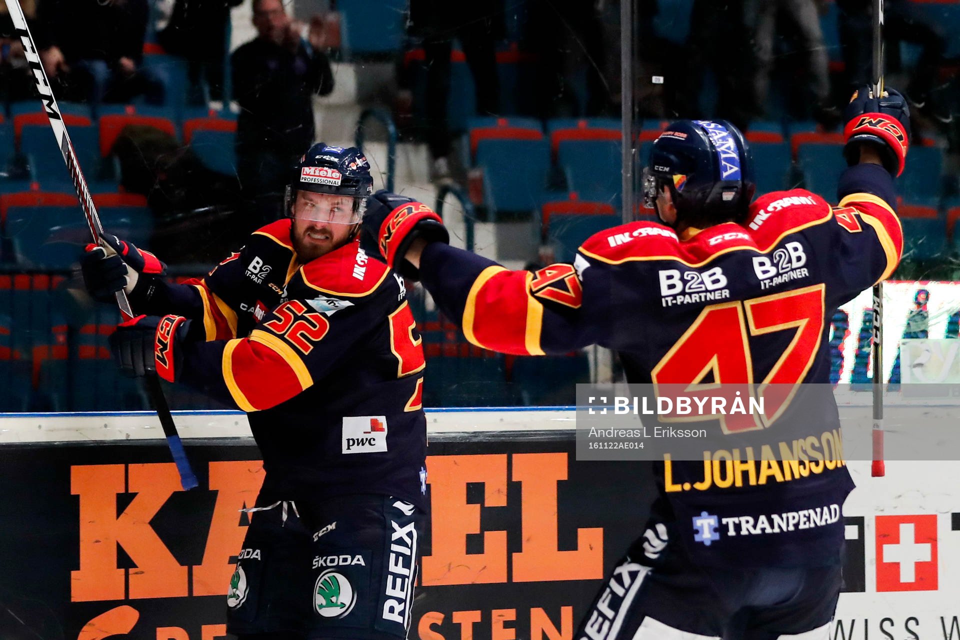 Djurgårdens Mikael Ahlén och Linus Johansson jublar