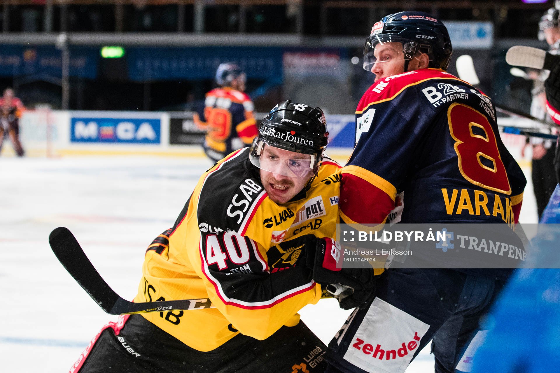 Luleås Kael Mouillierat i en närkamp med Djurgårdens