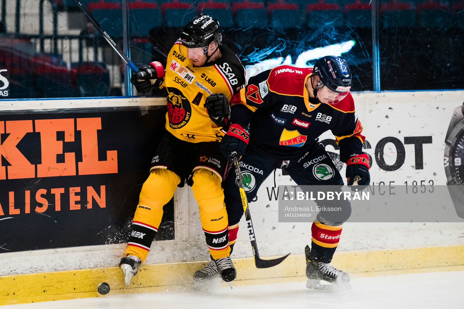 Luleås Jan Sandström i kamp om pucken med Djurgårdens