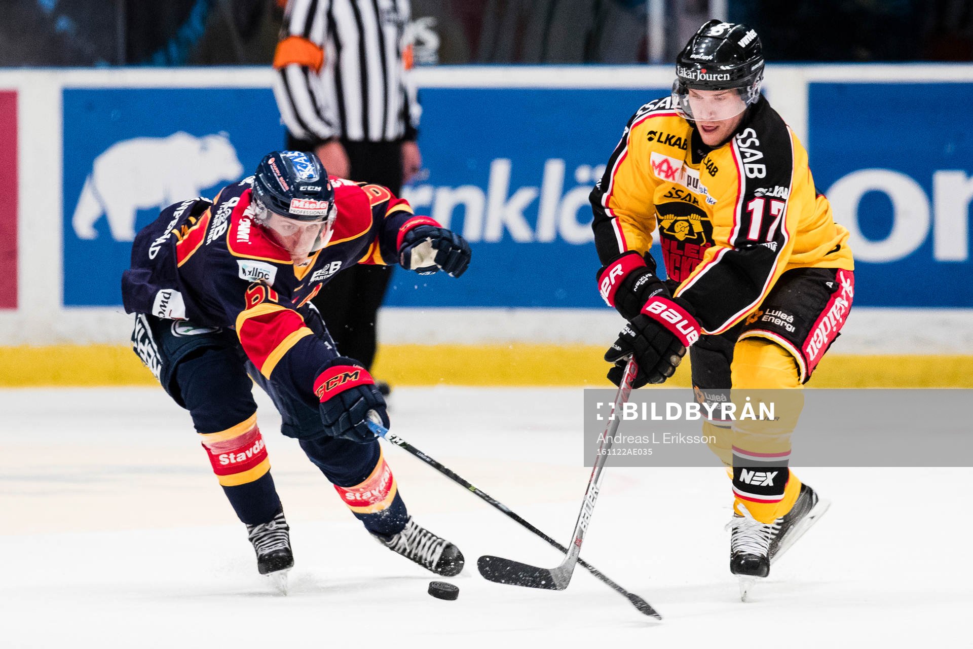 Djurgårdens Markus Ljungh i kamp om pucken med Luleås