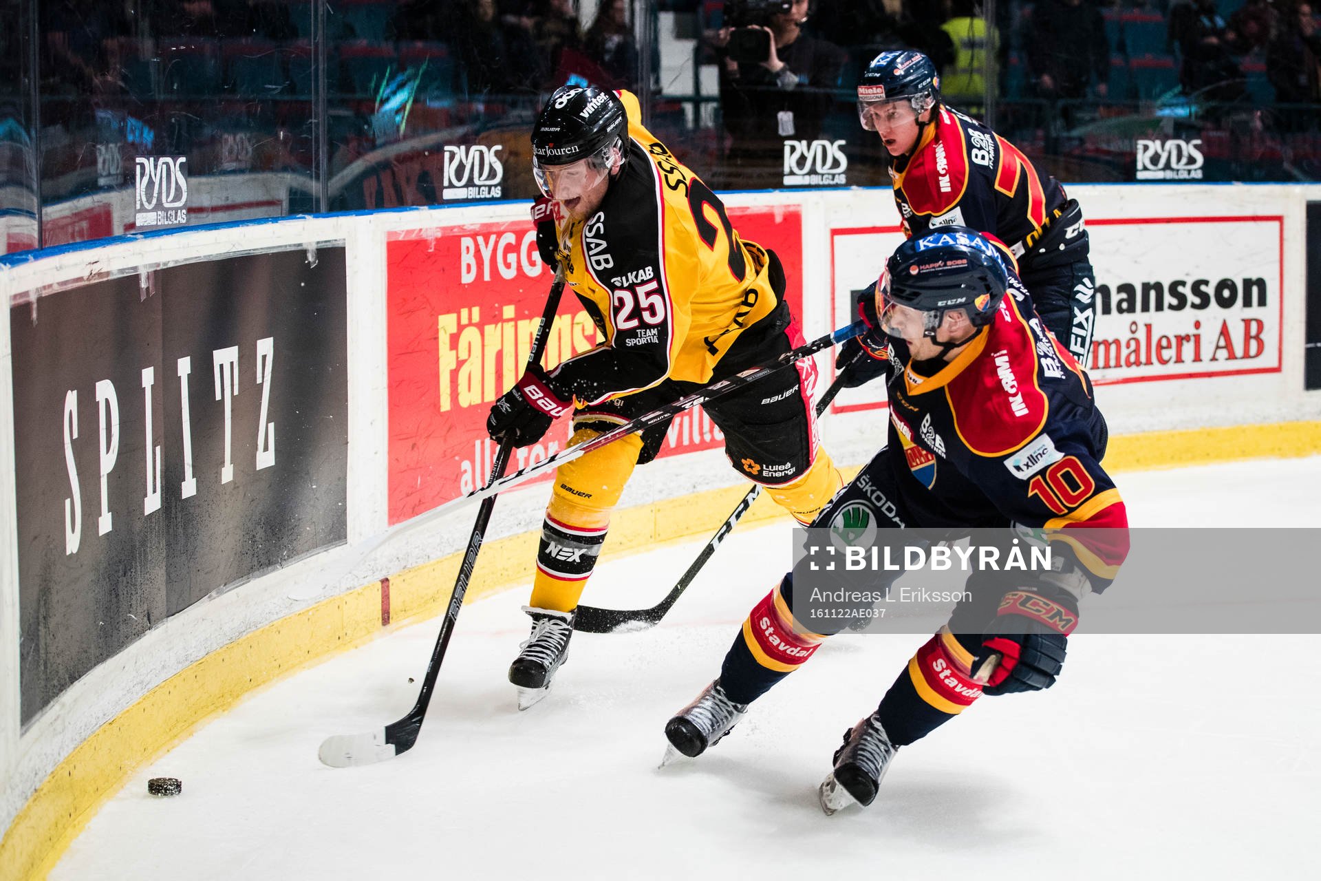 Luleås Anton Hedman i kamp om pucken med Djurgårdens Jeff