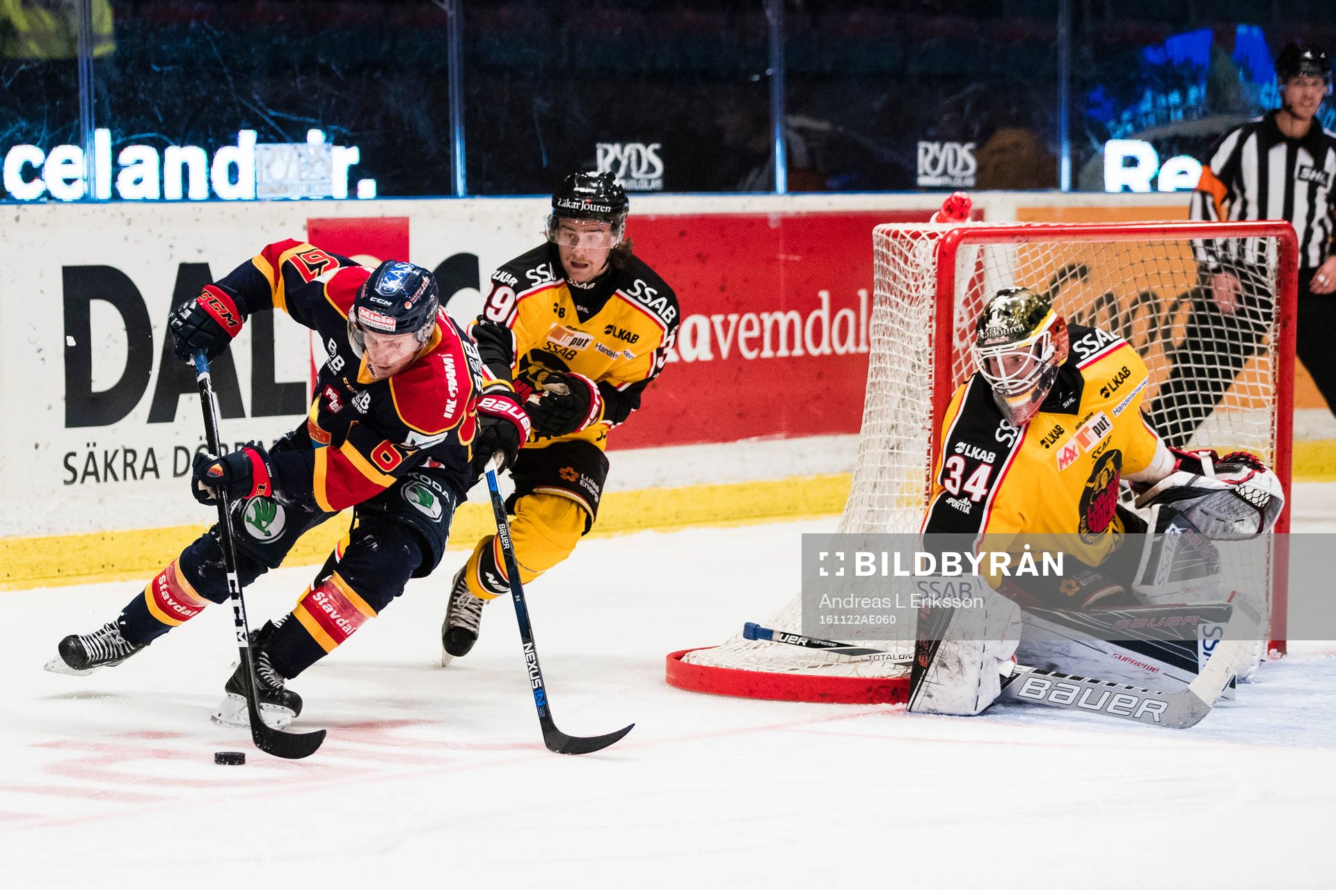 Djurgårdens Markus Ljungh försöker ta rig runt Luleås