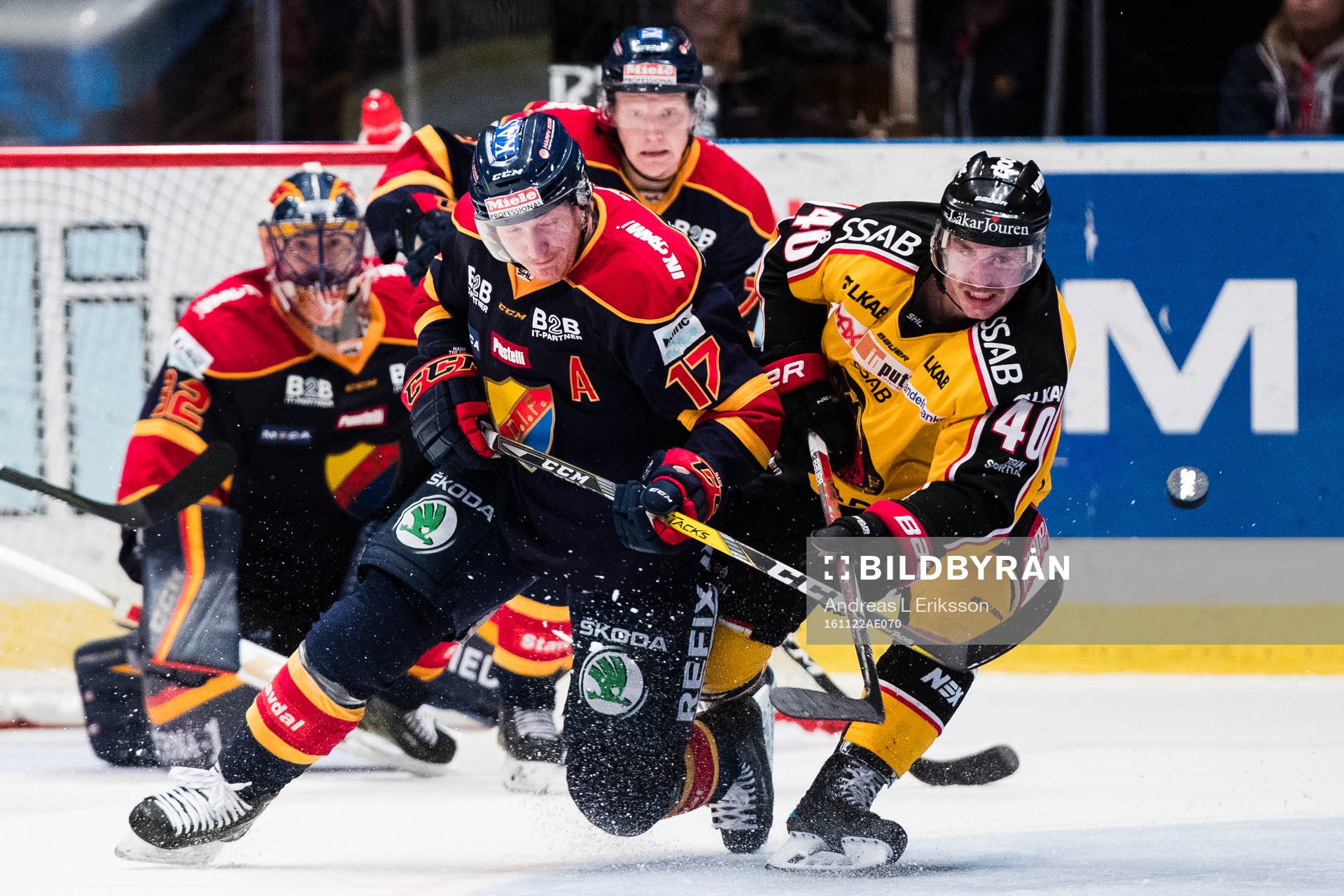 Djurgårdens Henrik Eriksson i kamp om pucken med Luleås