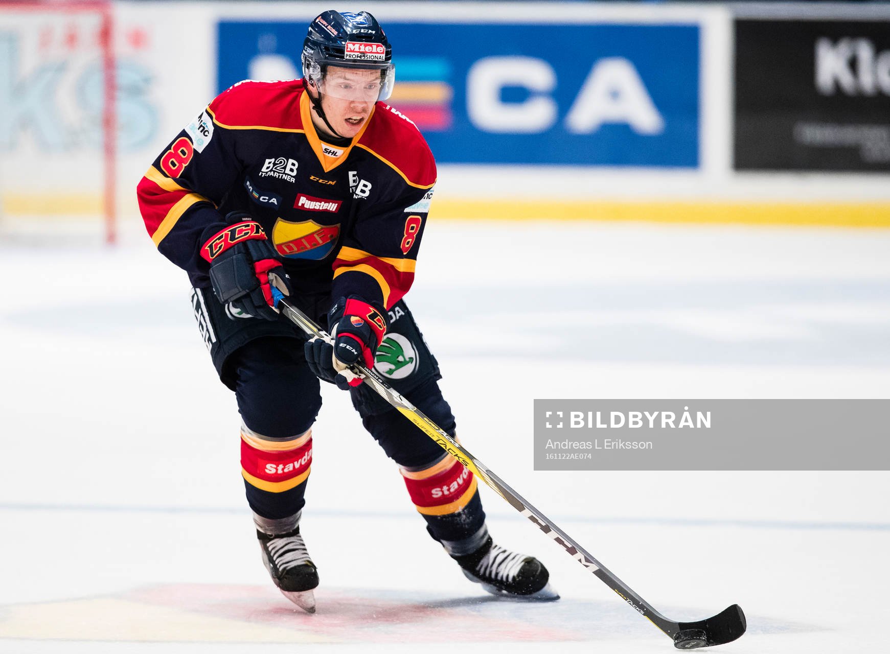 Djurgårdens Ville Varakas med pucken