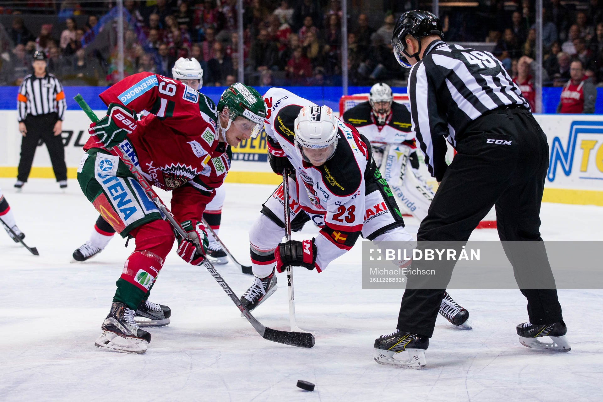 Frölundas Simon Hjalmarsson tekar mot Malmö Redhawks