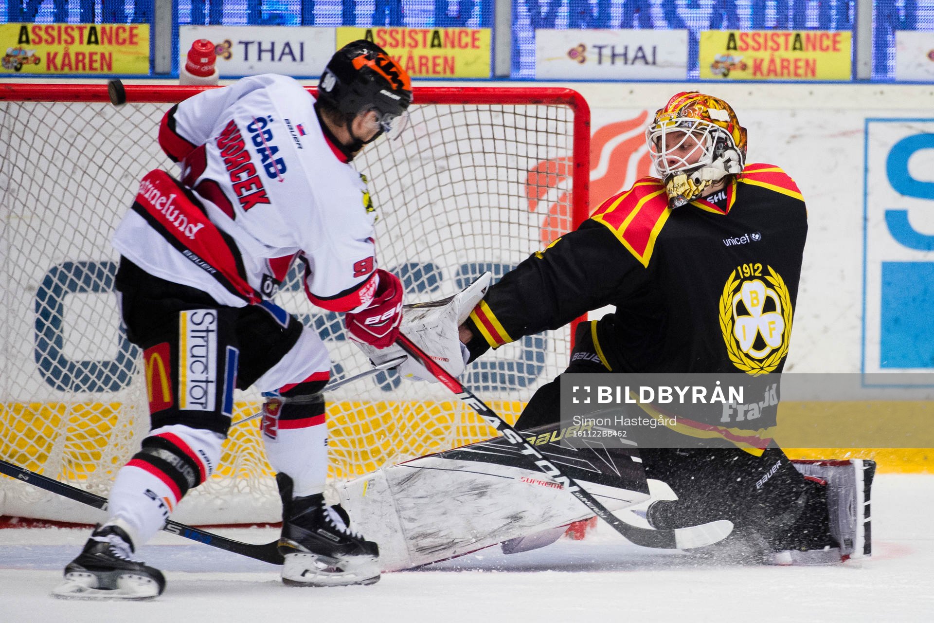 Brynäs målvakt Felix Sandström räddar skott framför