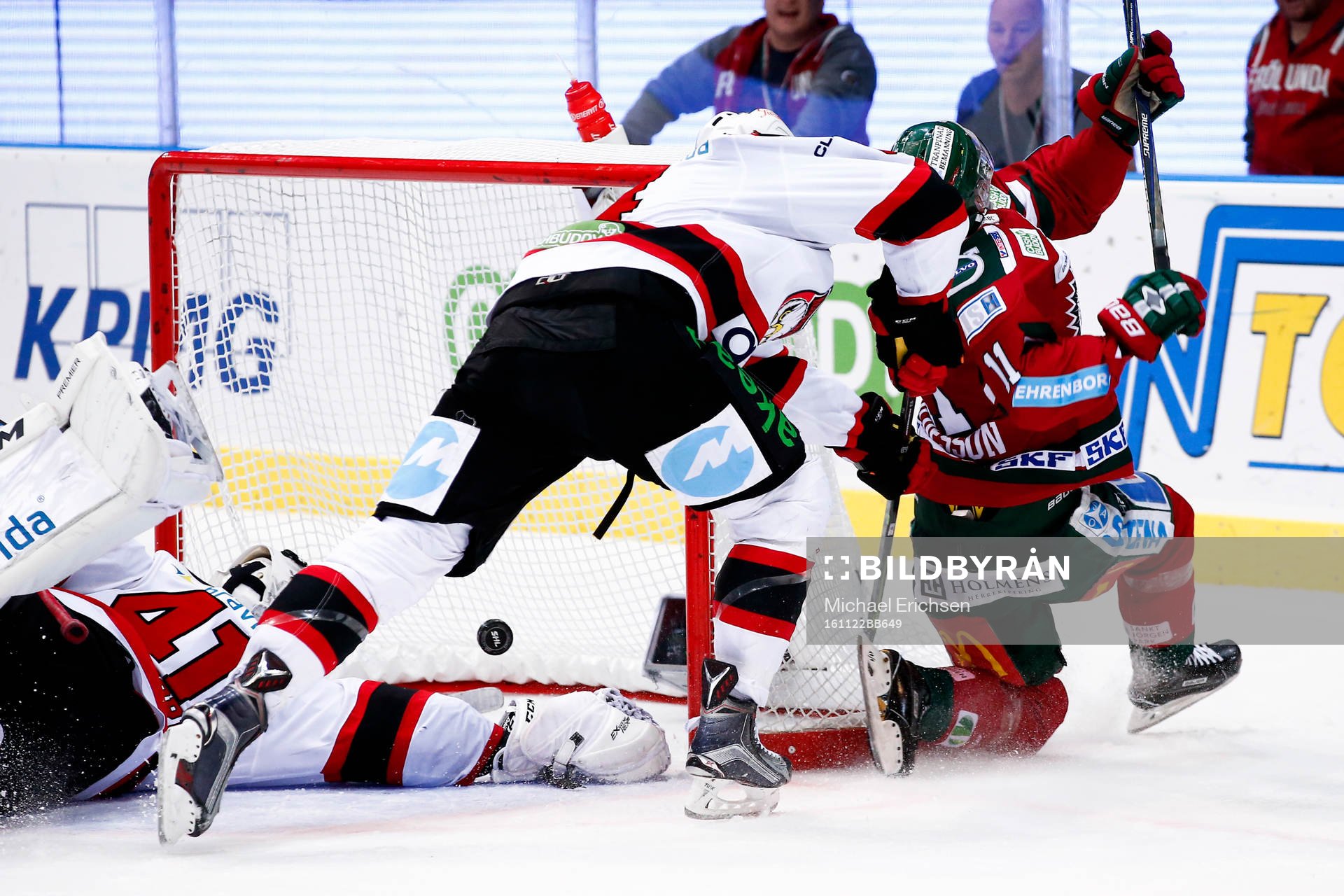 Frölundas Victor Olofsson gör 1-0 bakom Malmö Redhawks
