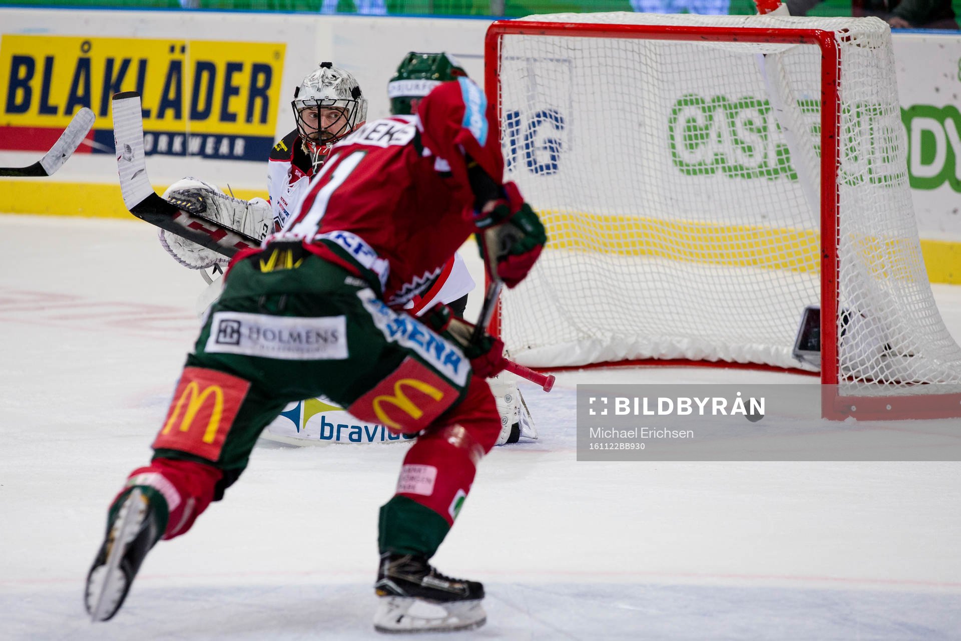 Malmö Redhawks målvakt Cristopher Nihlstorp ser sig om