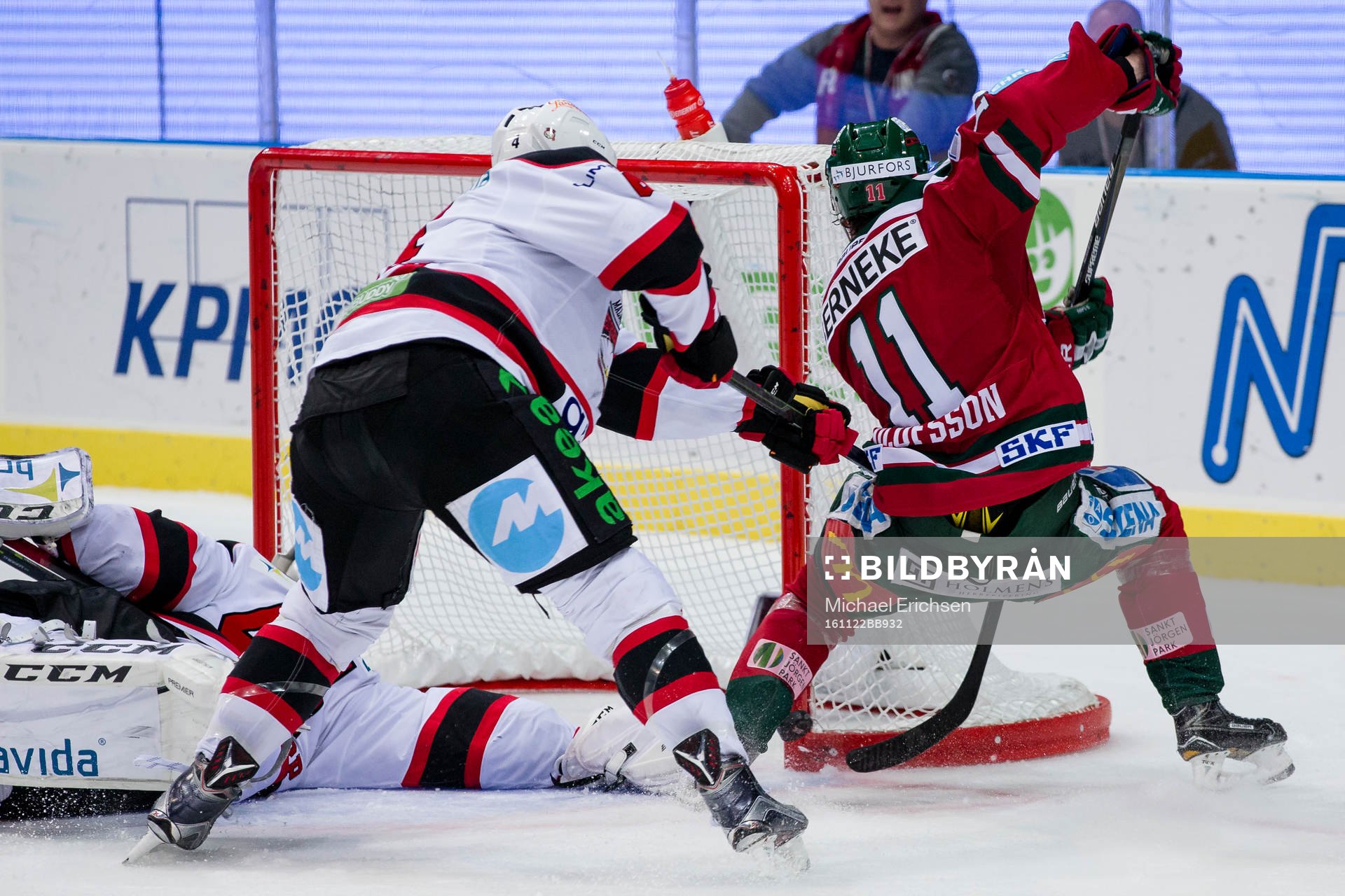 Frölundas Victor Olofsson gör 1-0 bakom Malmö Redhawks