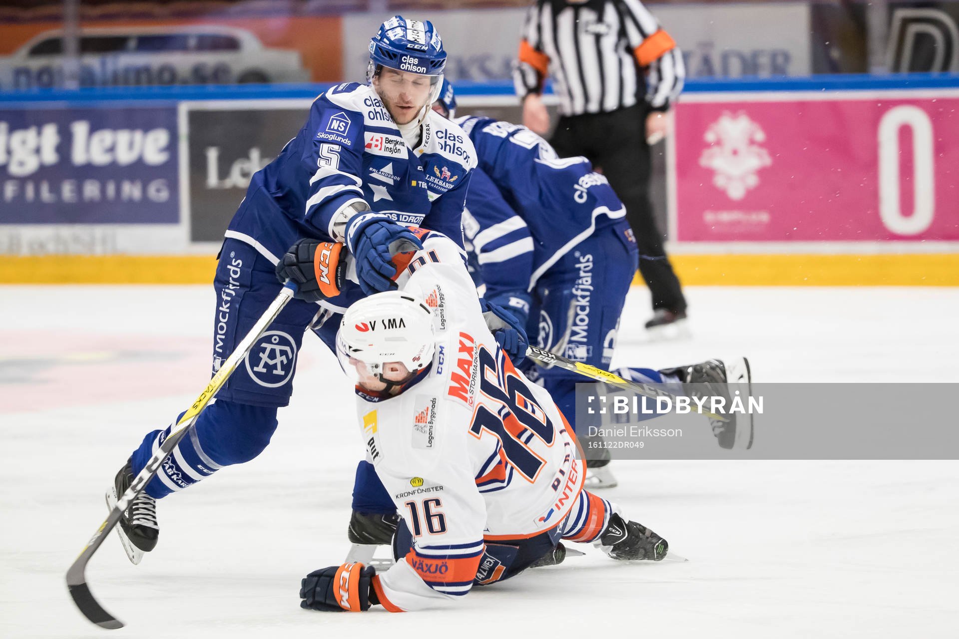 Leksands Ben Youds tacklar Växjös Geoff Platt  i