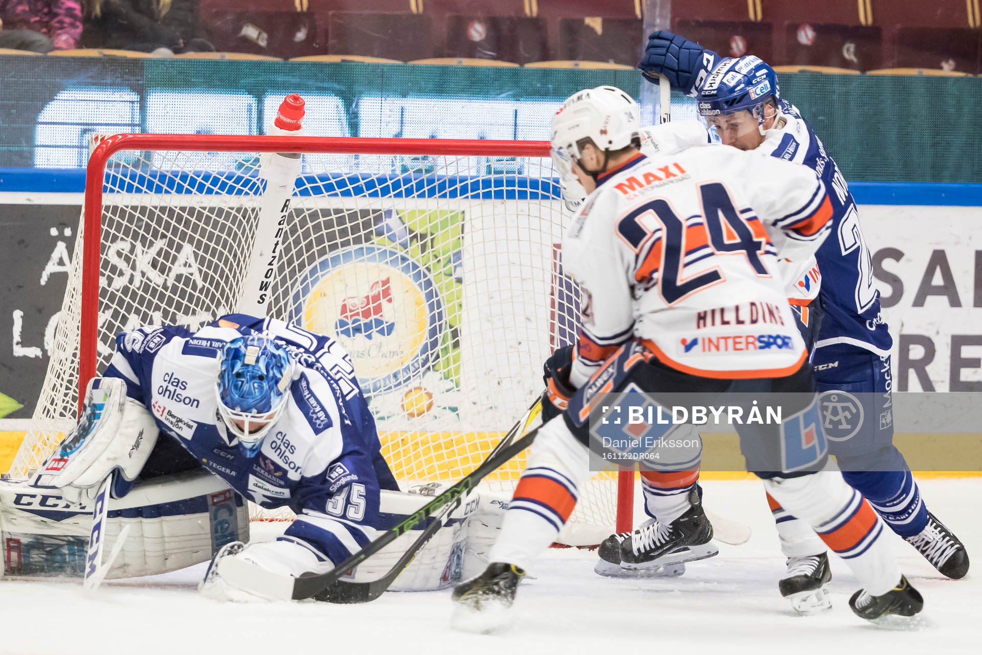 Leksands målvakt Atte Engren blockerar pucken Växjös