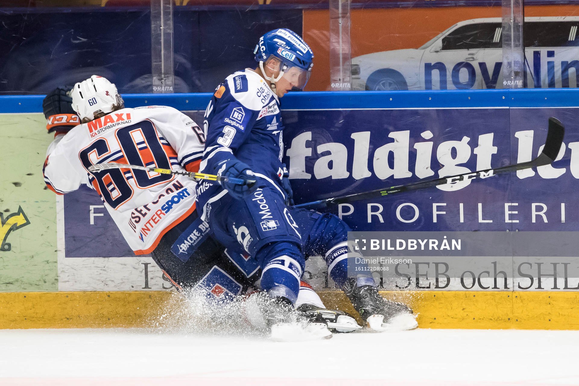 Leksands Daniel Bertov tacklar Växjös Erik Josefsson  i