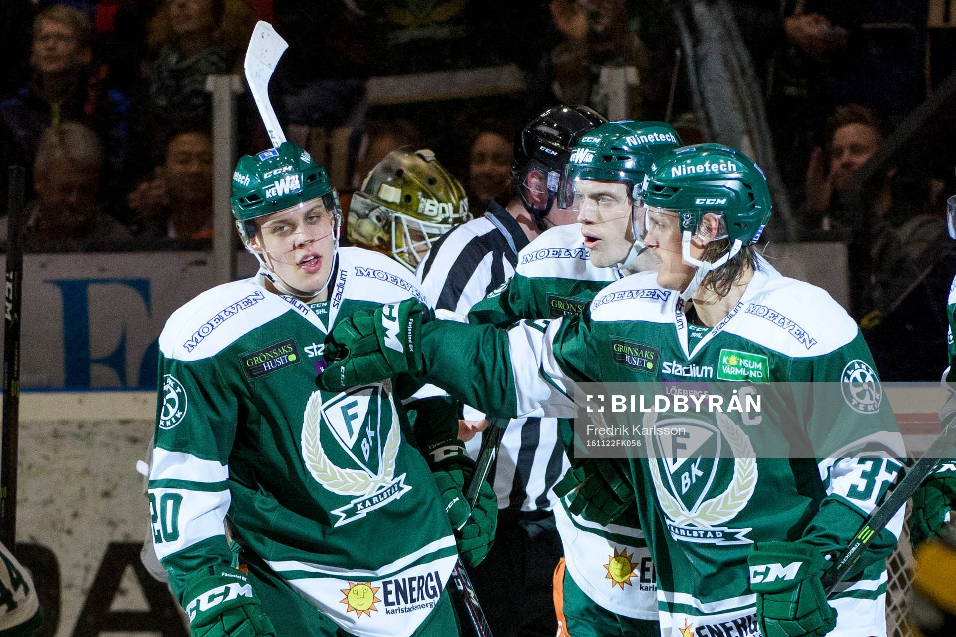 Färjestads Joel Eriksson Ek jublar och grattas av Johan