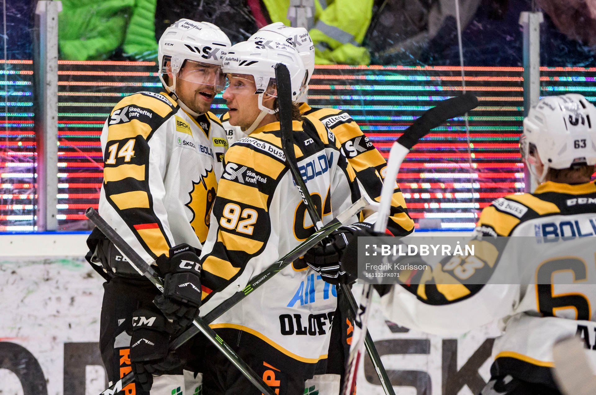 Skellefteås Emil Pettersson jublar och grattas av Jesper