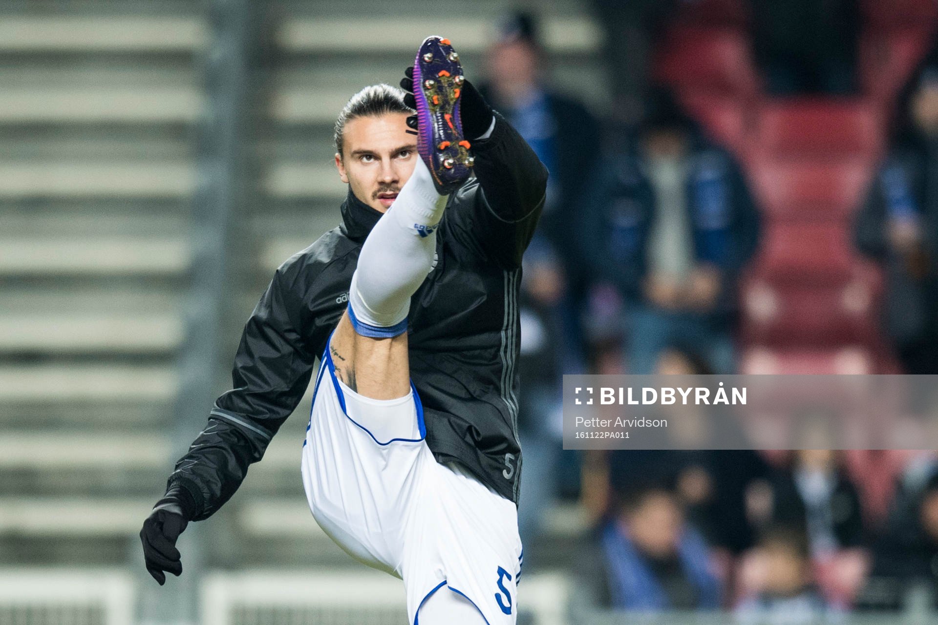 FC Köpenhamns Erik Johansson värmer upp