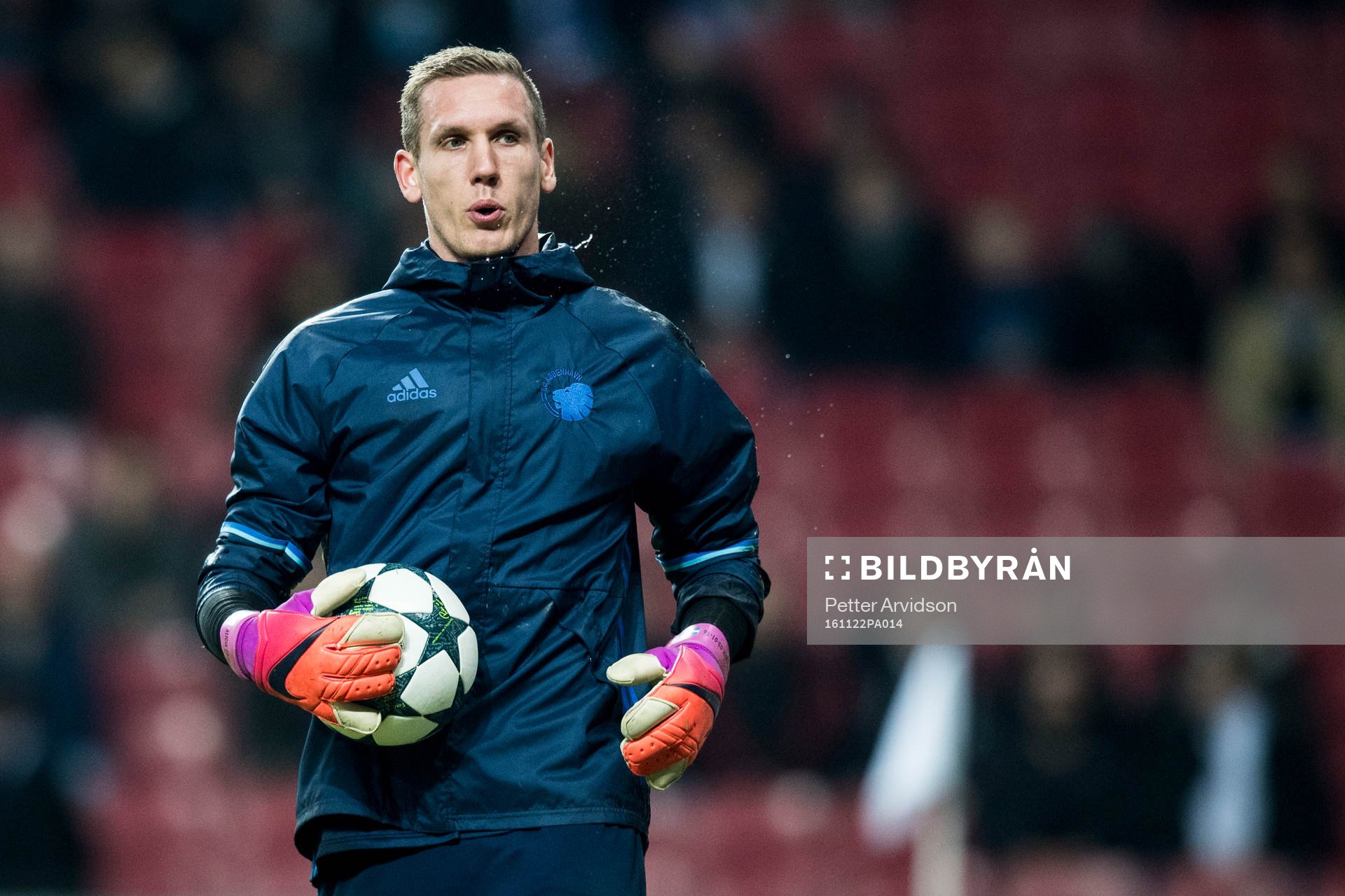 FC Köpenhamns målvakt Robin Olsen värmer upp