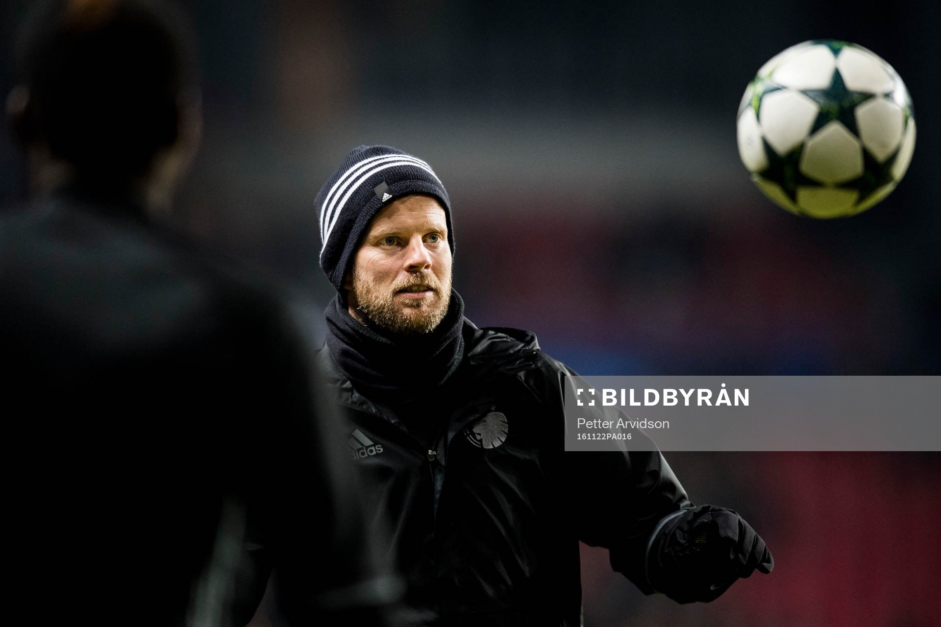 FC Köpenhamns Mikael Antonsson värmer upp