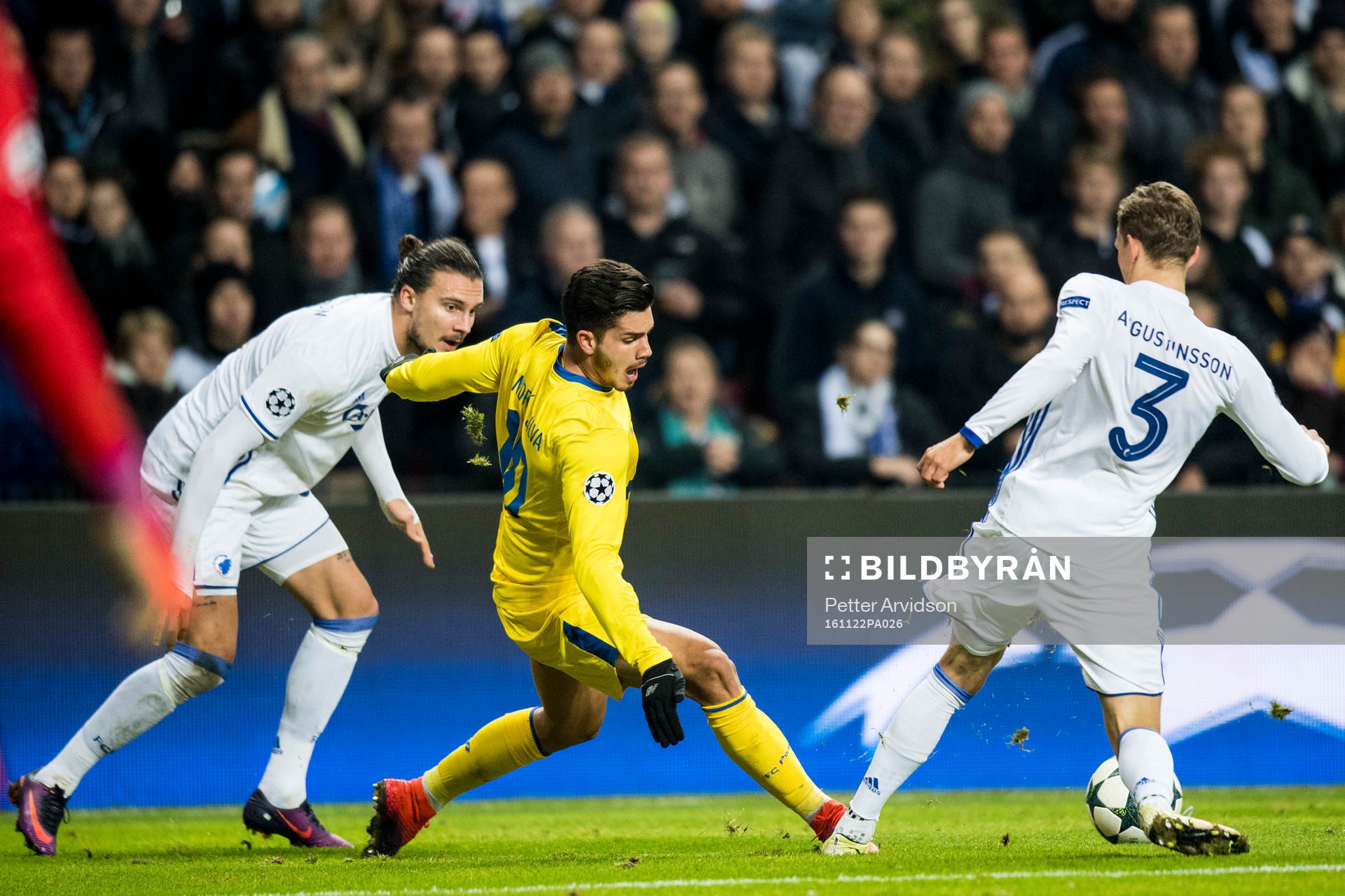 Portos André Silva mot FC Köpenhamns Erik Johansson och