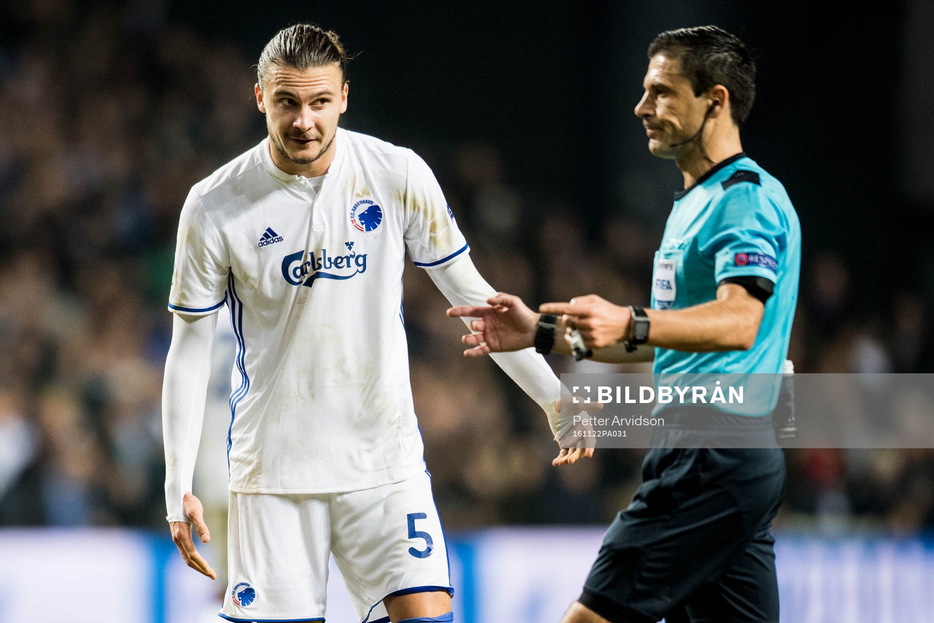 FC Köpenhamns Erik Johansson i samtal med domare Mazic