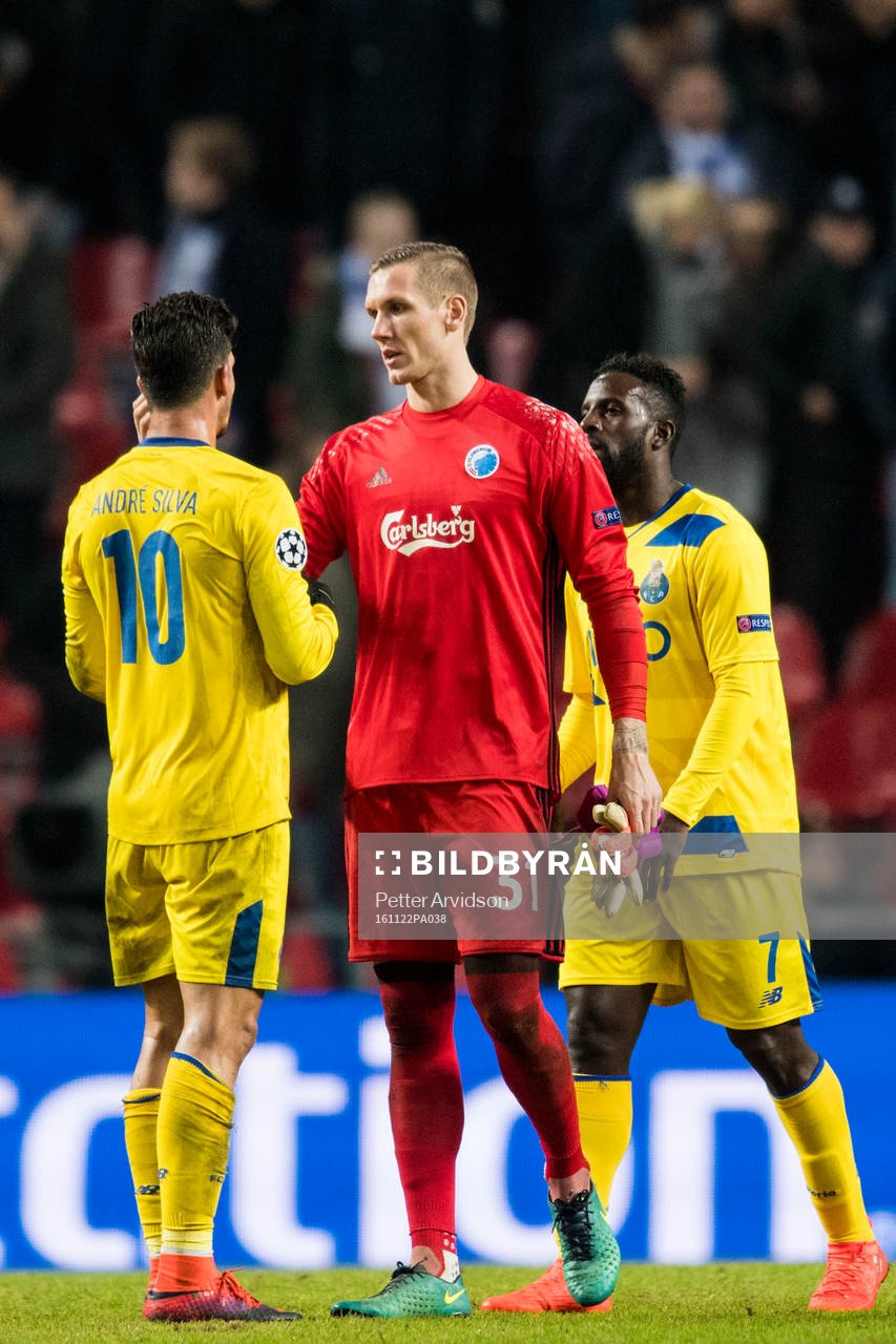 FC Köpenhamns målvakt Robin Olsen tackar Portos André