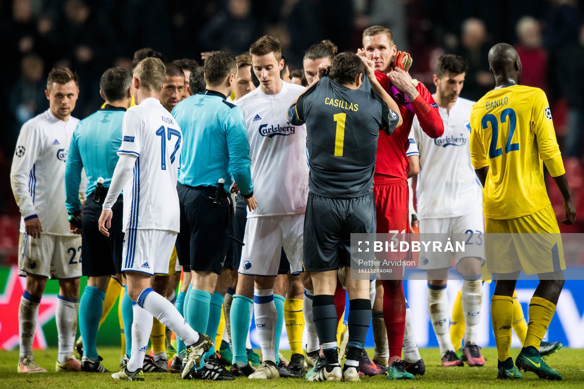 FC Köpenhamns målvakt Robin Olsen byter tröja med Portos målvakt Iker Casillas efter fotbollsmatchen i Champions League mellan Köpenhamn och Porto den 22 november 2016 i Köpenhamn.