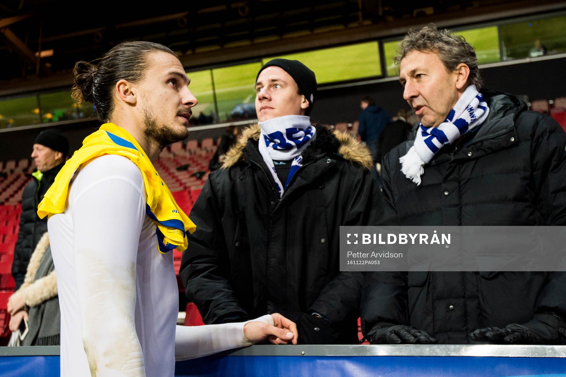 FC Köpenhamns Erik Johansson pratar med bekanta i publiken