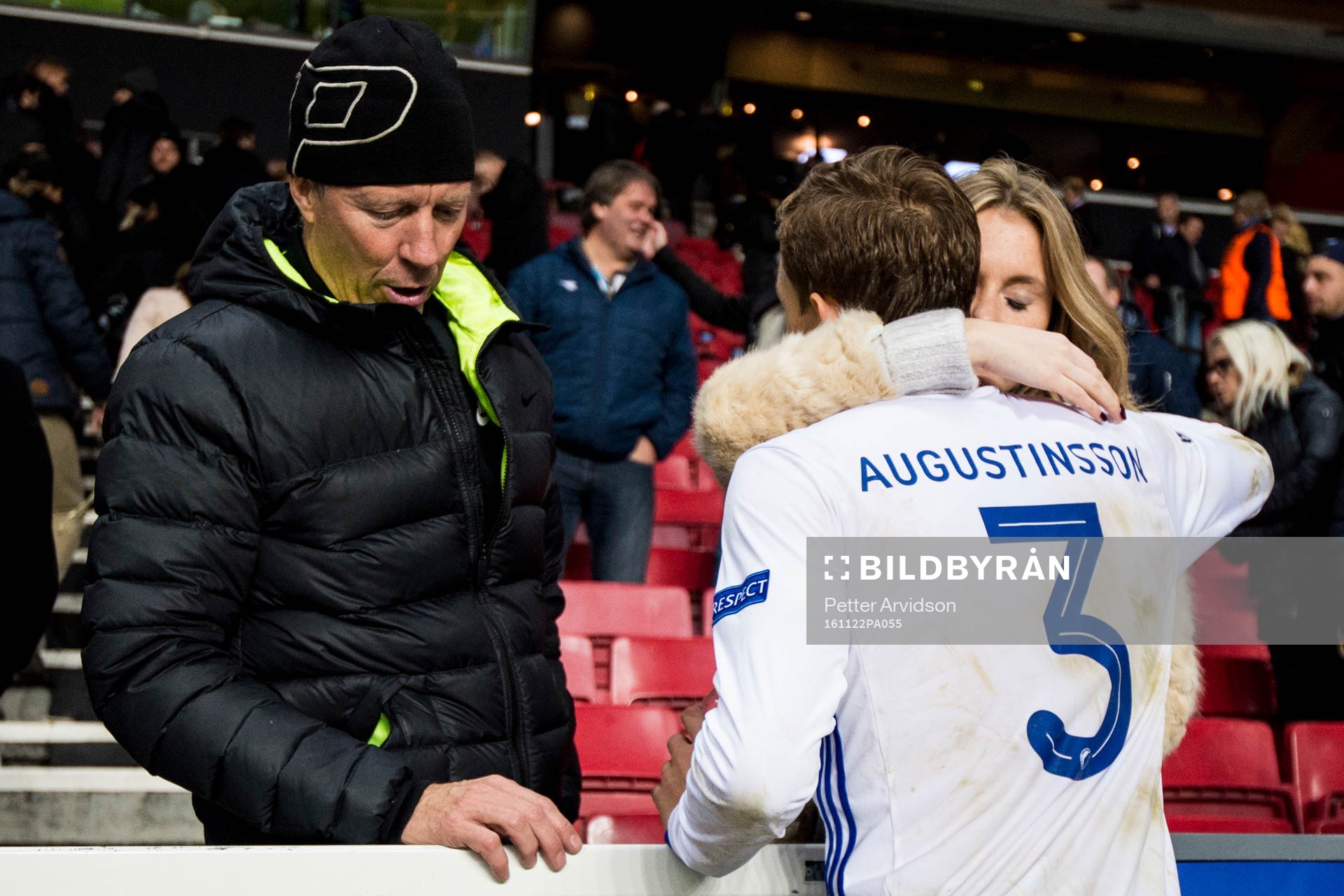 FC Köpenhamns Ludwig Augustinsson får en kram av bekanta