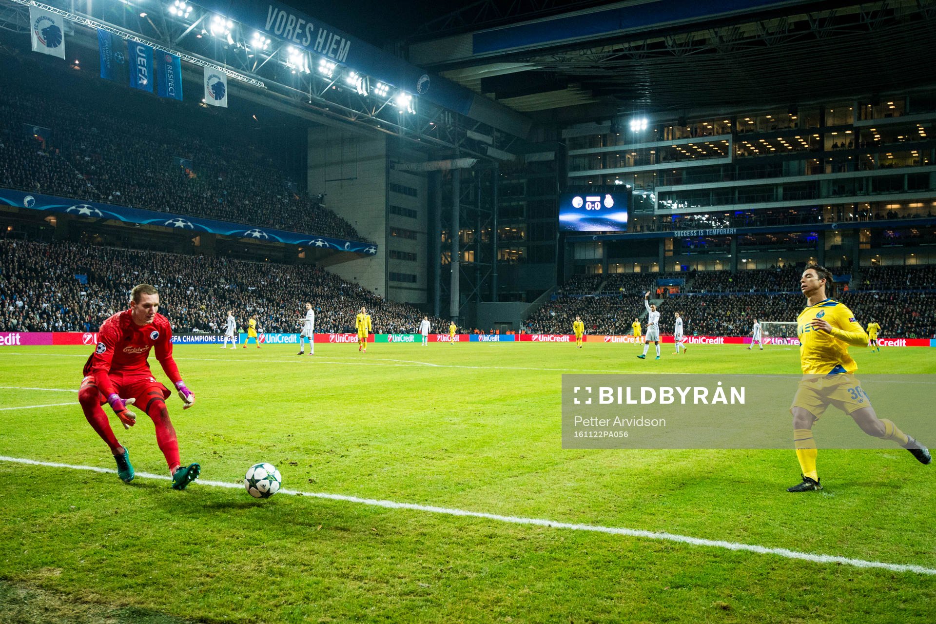 FC Köpenhamns målvakt Robin Olsen plockar bollen framför