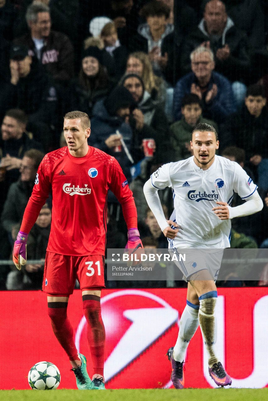 FC Köpenhamns målvakt Robin Olsen och Erik Johansson