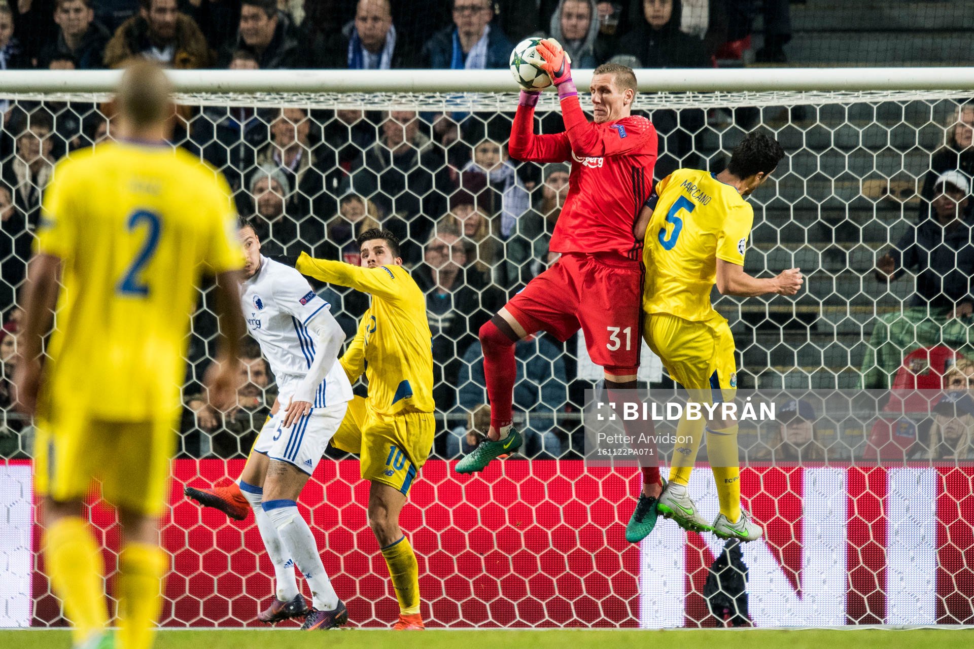 FC Köpenhamns målvakt Robin Olsen plockar bollen i kamp med Portos André Silva under fotbollsmatchen i Champions League mellan Köpenhamn och Porto den 22 november 2016 i Köpenhamn.