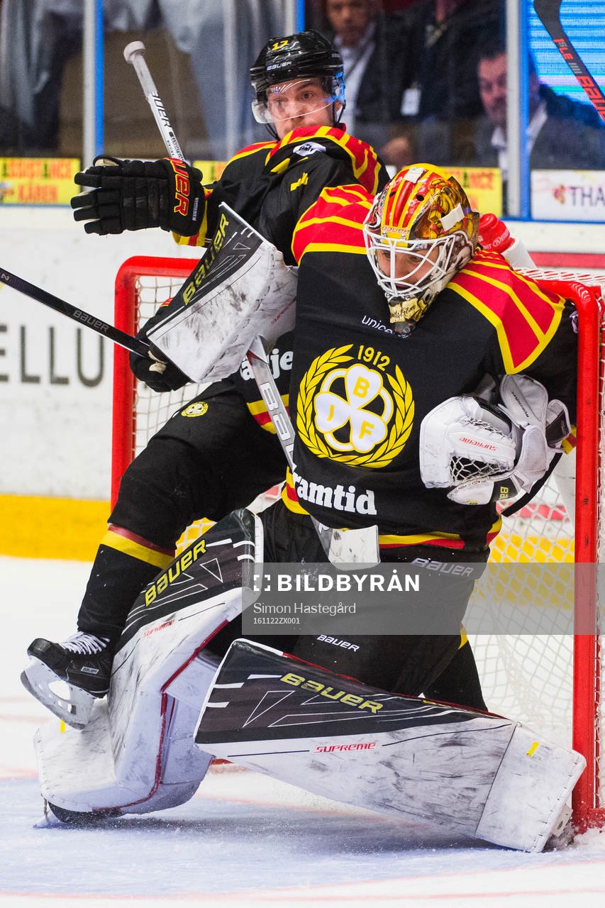 Brynäs Pathrik Westerholm rensar bort puck ovanför