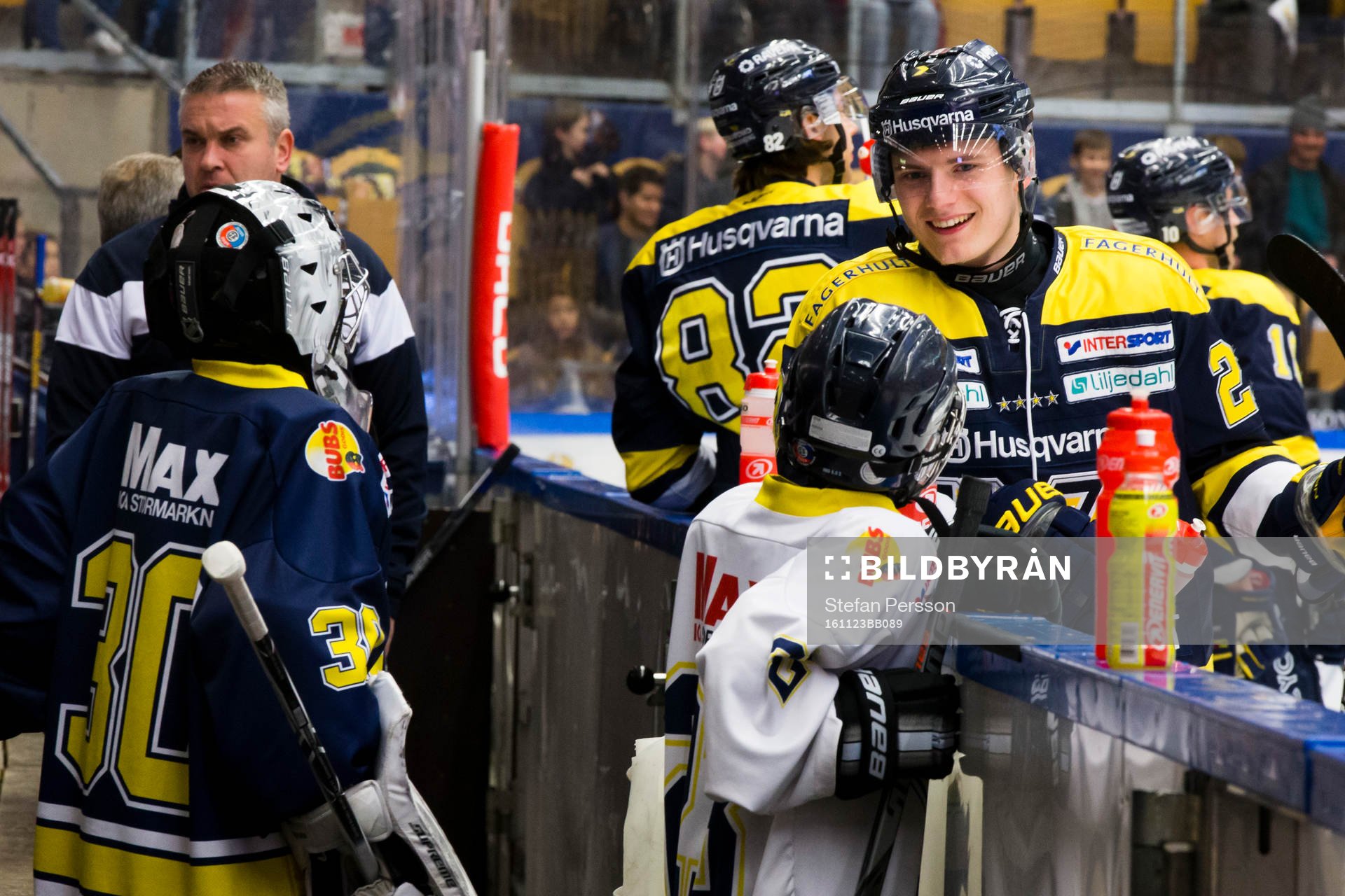 s Lias Andersson snackar med maskotar