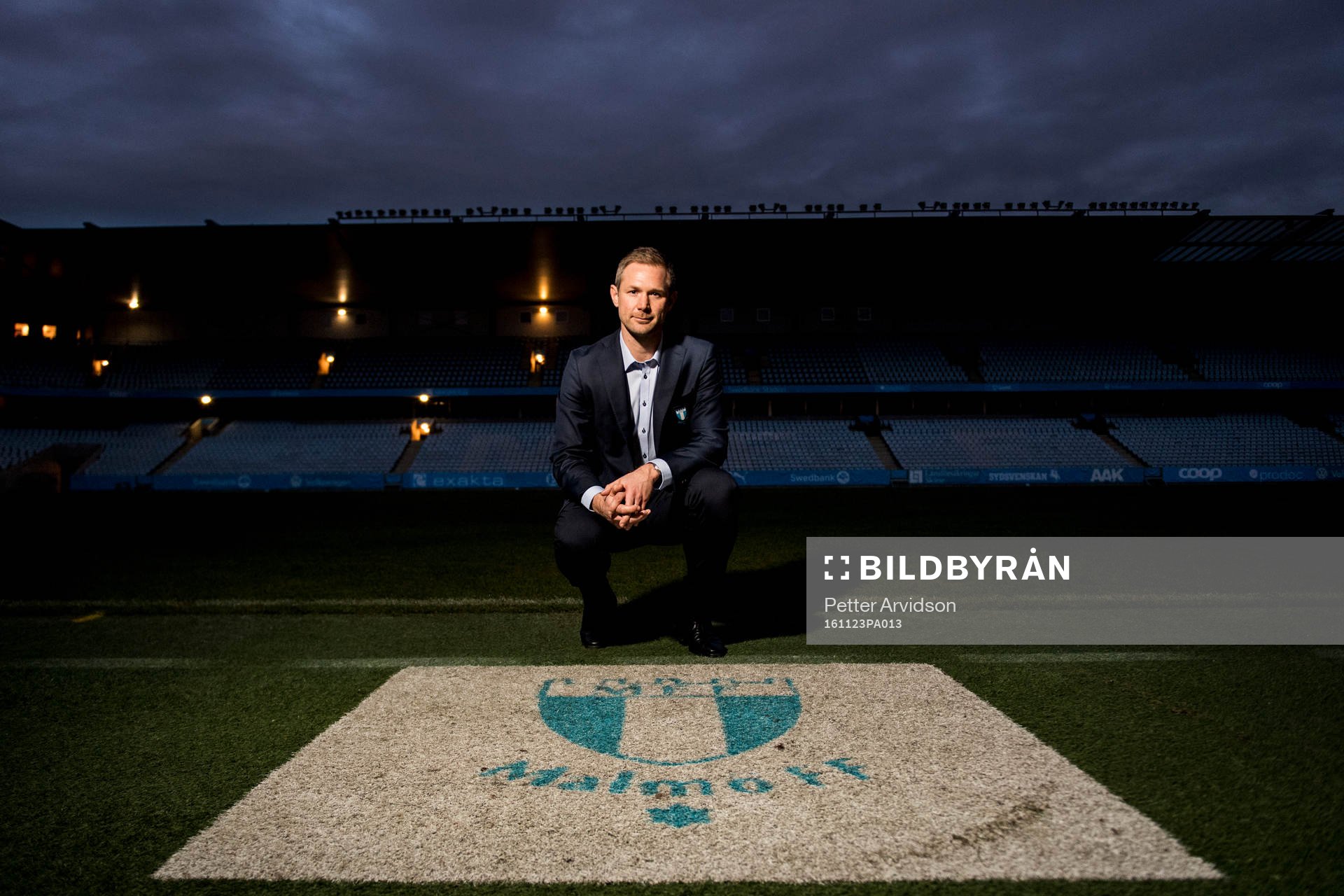 Magnus Pehrsson poserar för ett porträtt ute på Swedbank Stadion efter att han presenterats som ny tränare för Malmö FF under en presskonferens den 23 november 2016 i Malmö.