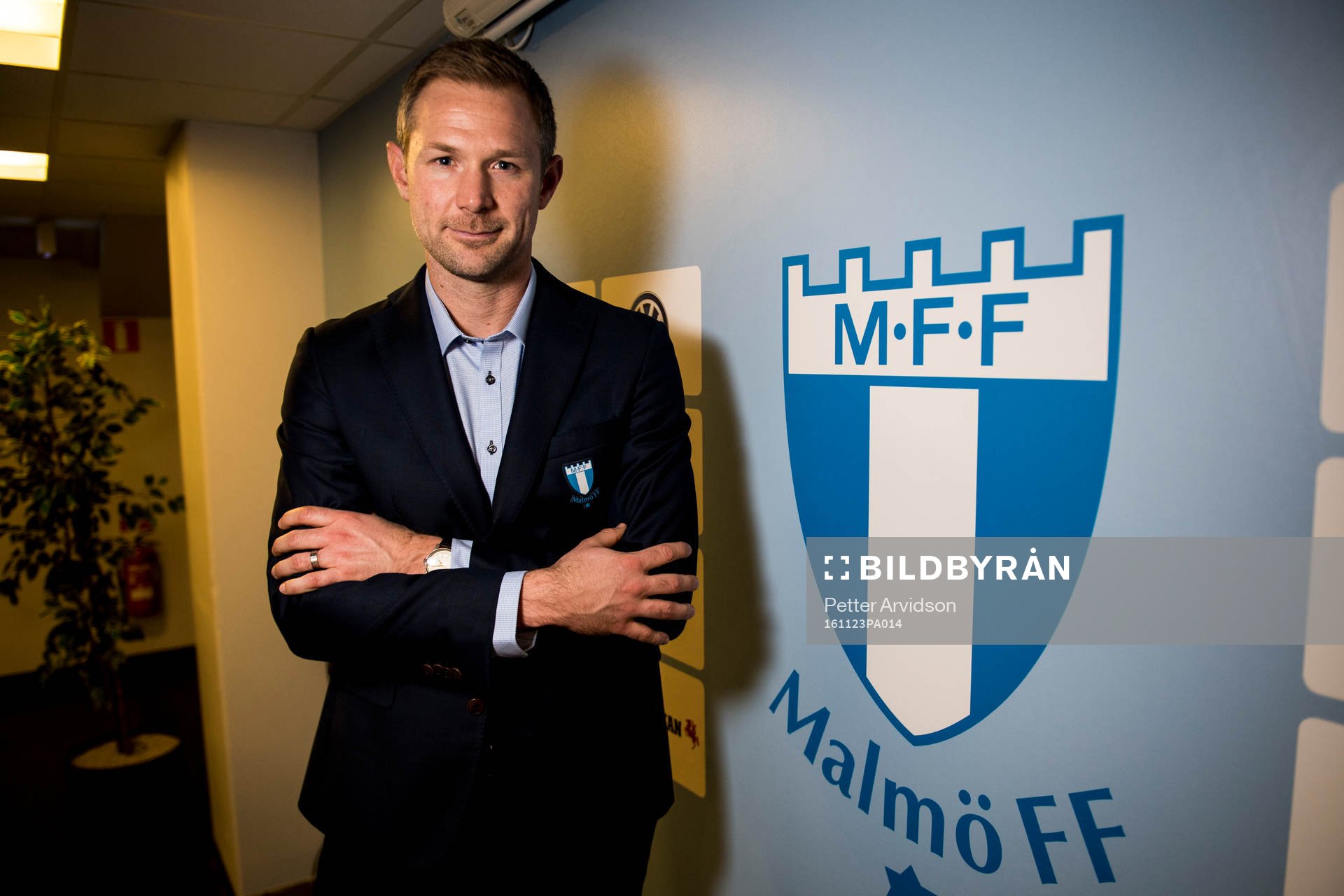 Magnus Pehrsson poserar för ett porträtt efter att han presenterats som ny tränare för Malmö FF under en presskonferens den 23 november 2016 i Malmö.