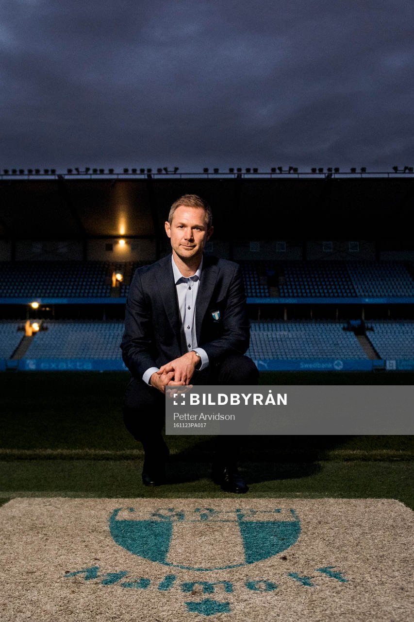 Magnus Pehrsson poserar för ett porträtt ute på Swedbank Stadion efter att han presenterats som ny tränare för Malmö FF under en presskonferens den 23 november 2016 i Malmö.