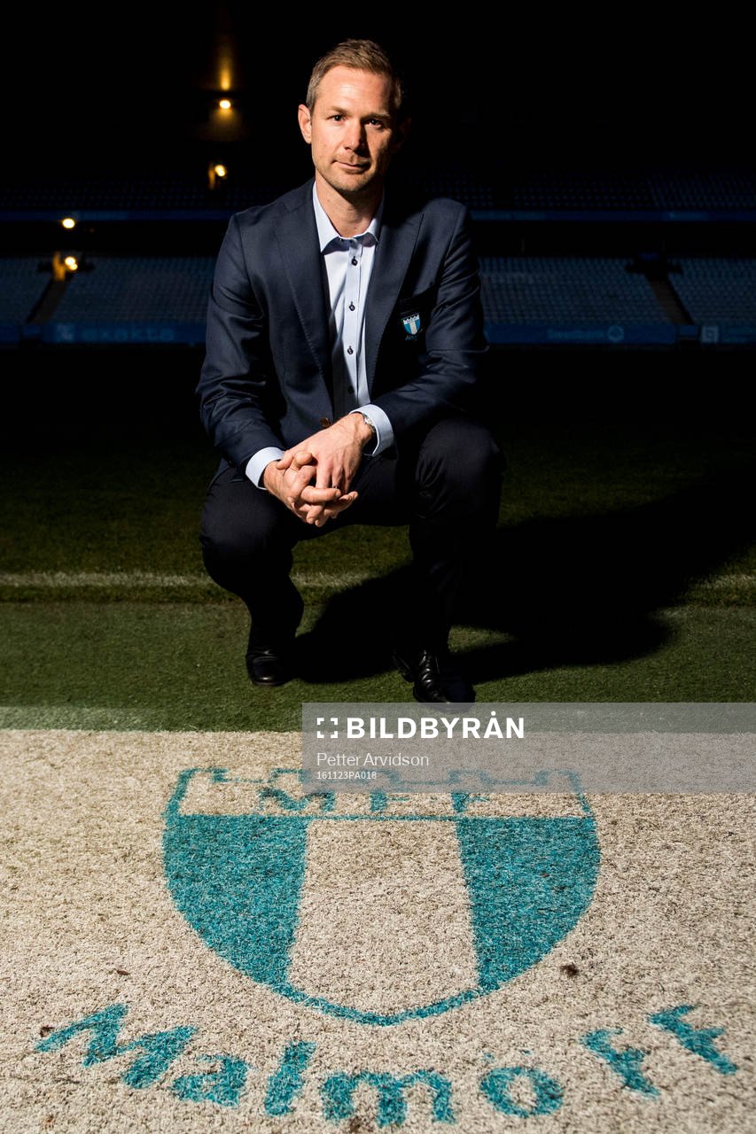 Magnus Pehrsson poserar för ett porträtt ute på Swedbank Stadion efter att han presenterats som ny tränare för Malmö FF under en presskonferens den 23 november 2016 i Malmö.