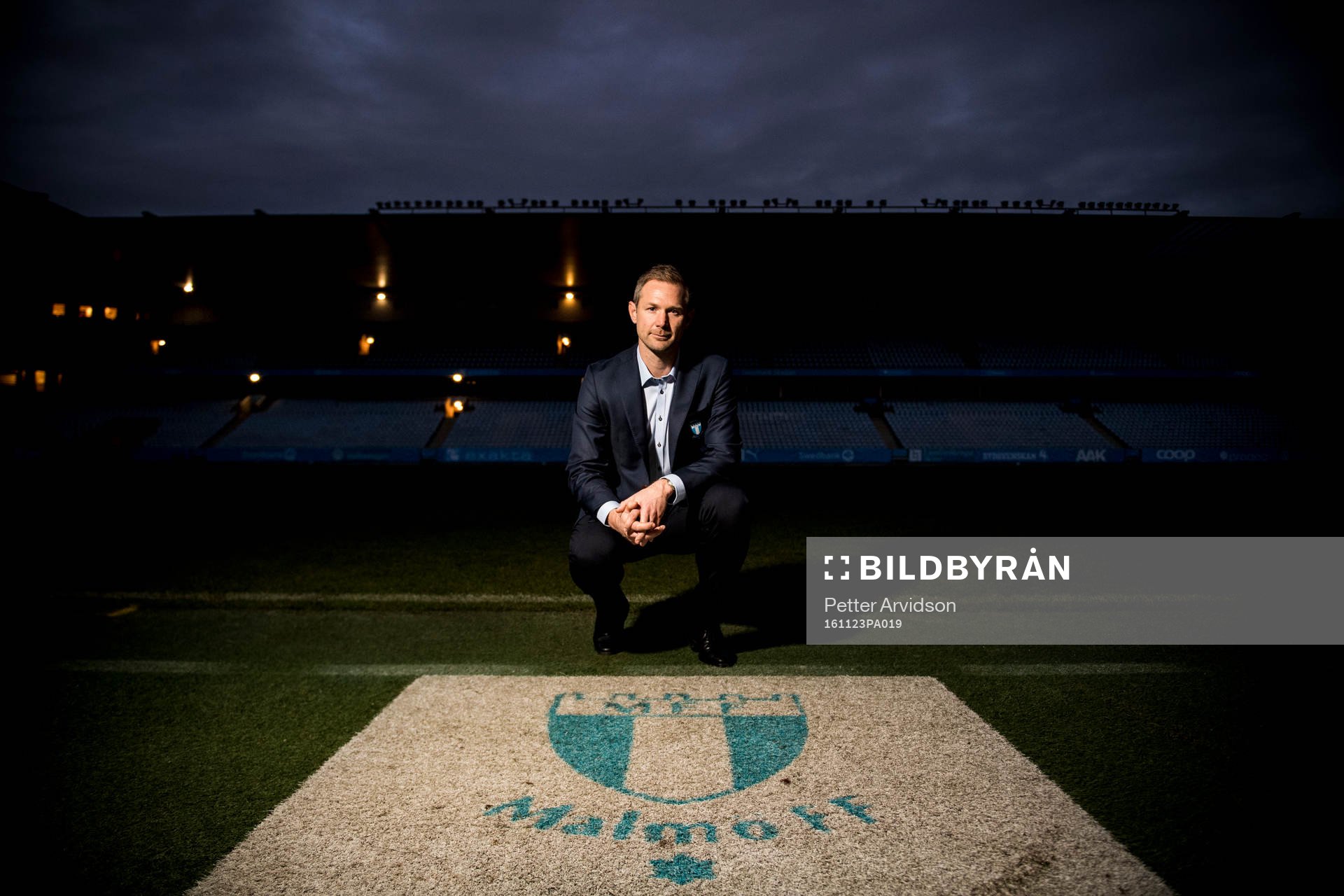 Magnus Pehrsson poserar för ett porträtt ute på Swedbank Stadion efter att han presenterats som ny tränare för Malmö FF under en presskonferens den 23 november 2016 i Malmö.