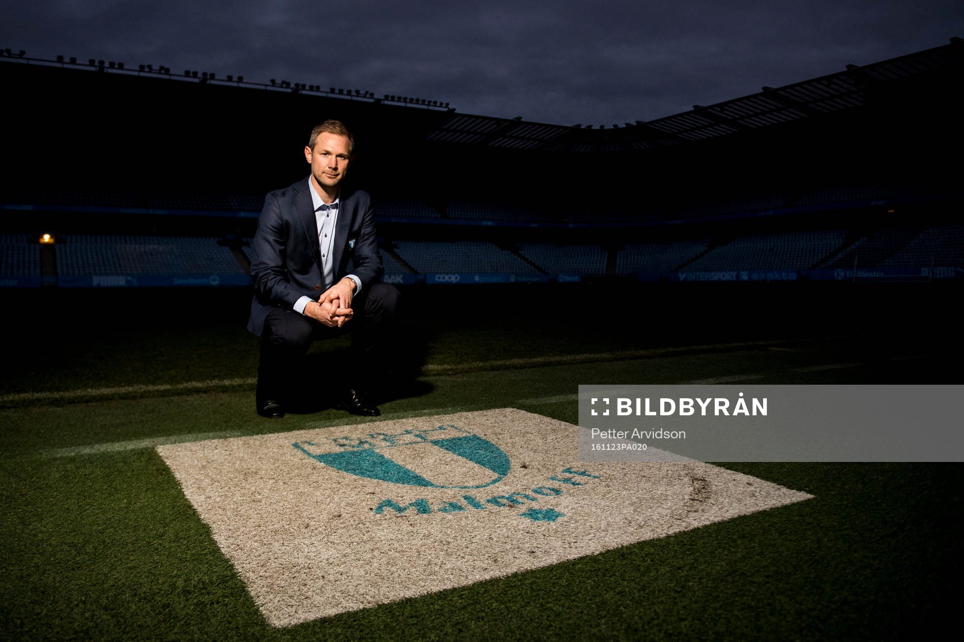 Magnus Pehrsson poserar för ett porträtt ute på Swedbank Stadion efter att han presenterats som ny tränare för Malmö FF under en presskonferens den 23 november 2016 i Malmö.