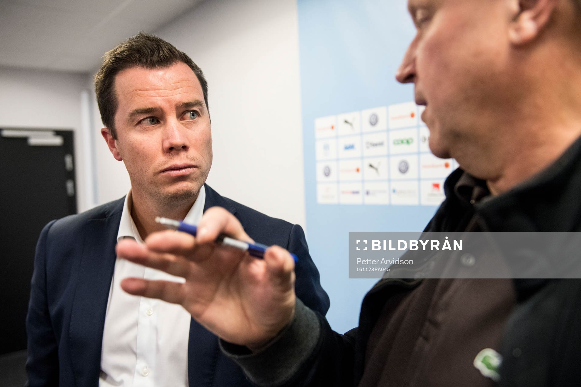 Malmö FFs sportchef Daniel Andersson pratar med media