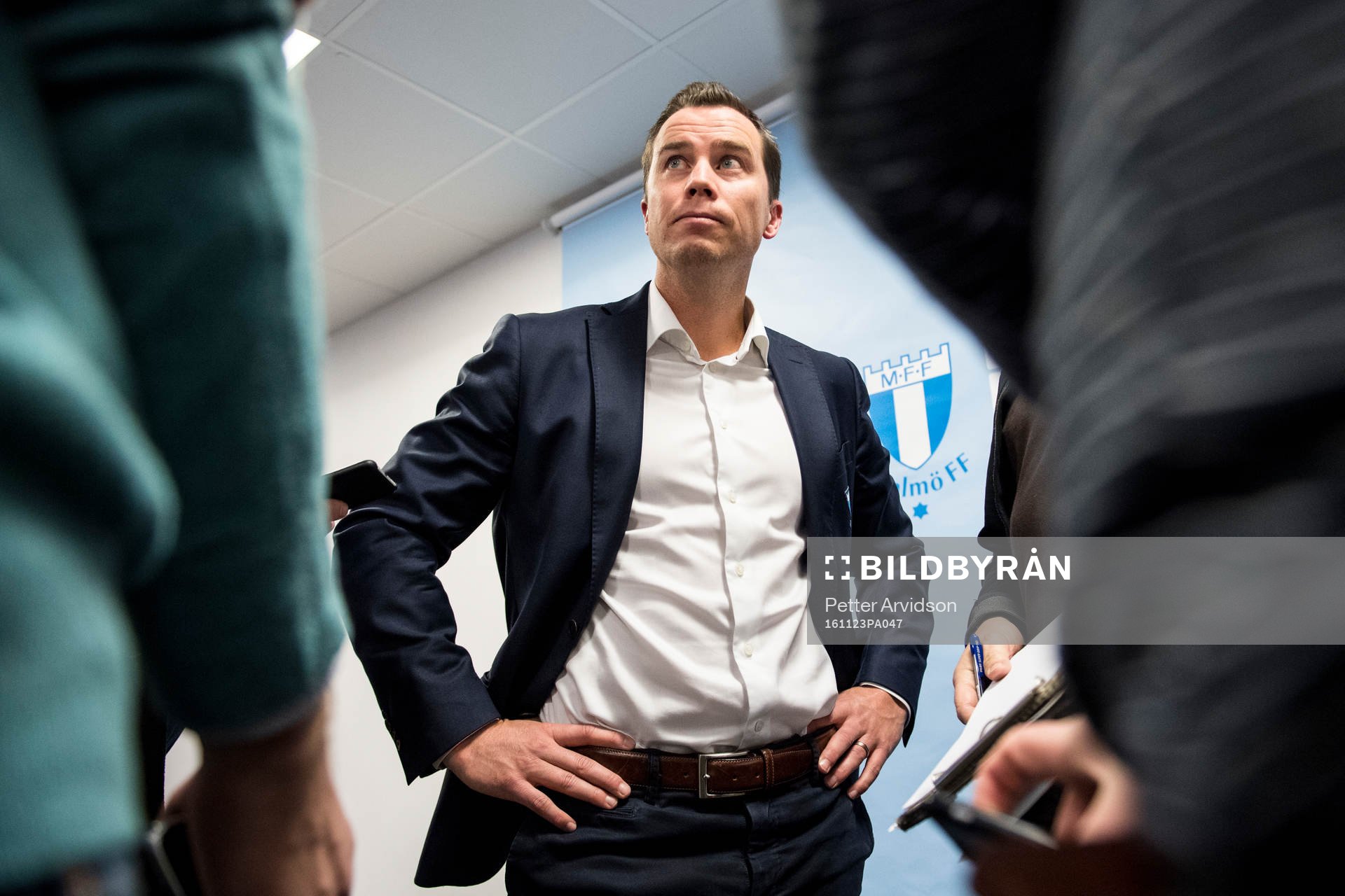 Malmö FFs sportchef Daniel Andersson pratar med media