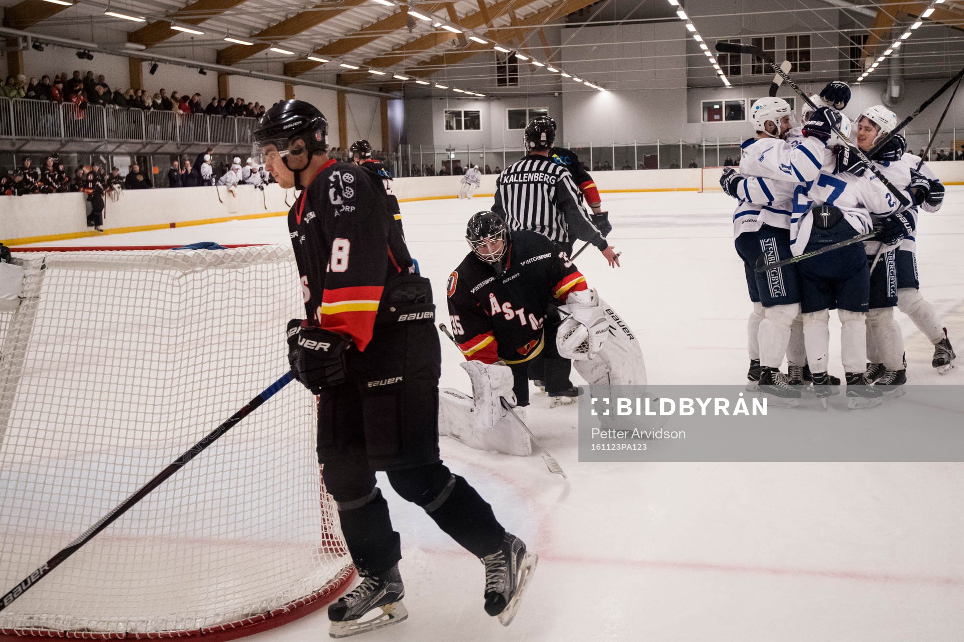 Åstorps målvakt Niklas Oden och Philip Gunnarsson deppar