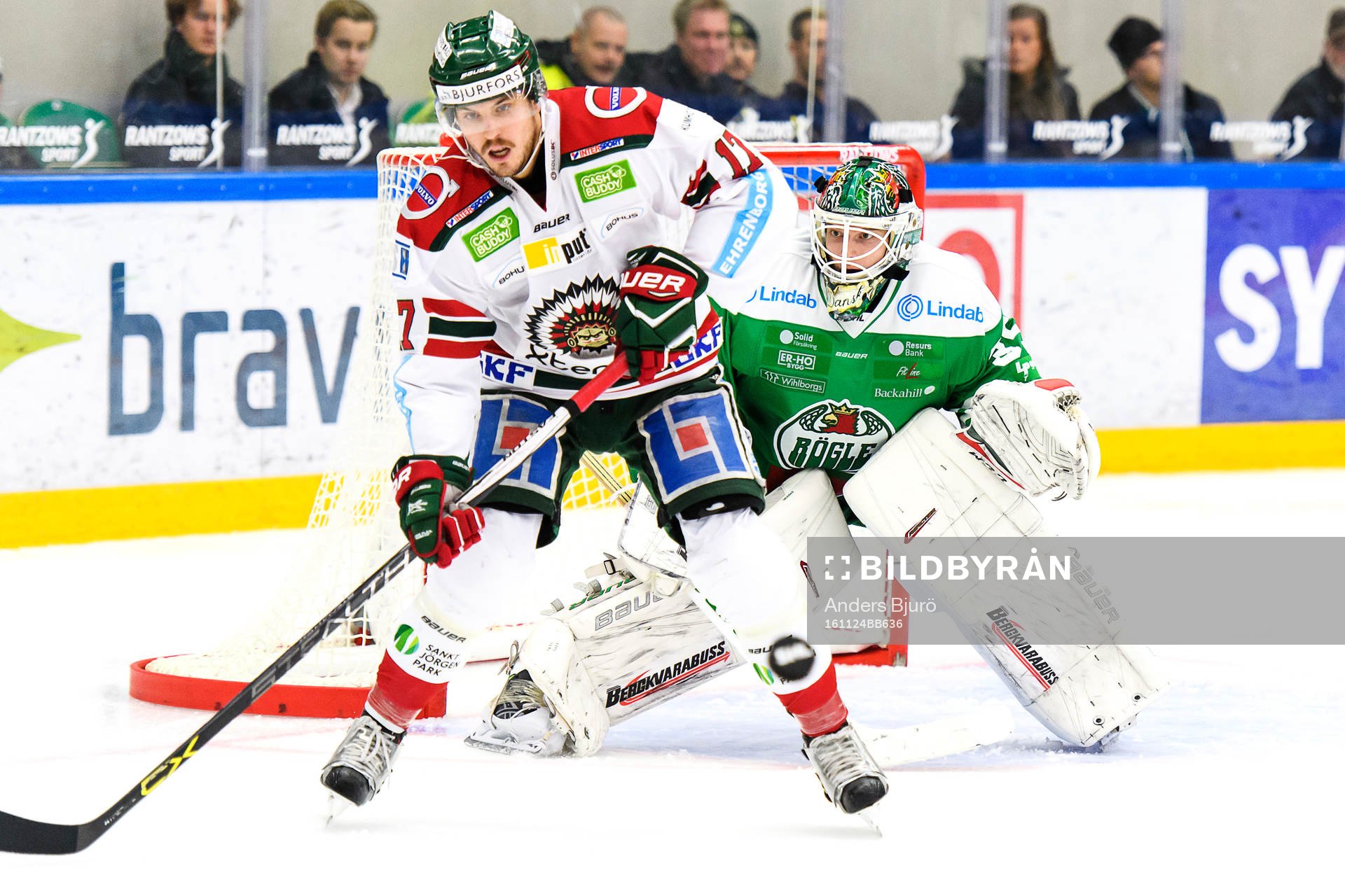 Frölundas Sebastian Stålberg oroar framför Rögles