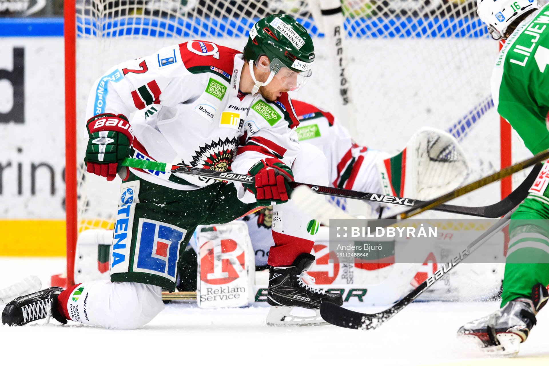Frölundas Henrik Tömmernes täcker ett skott