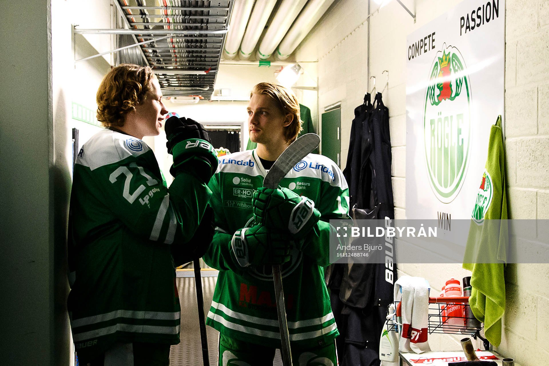 Rögles Morten Jensen och Simon Ryfors i spelargången