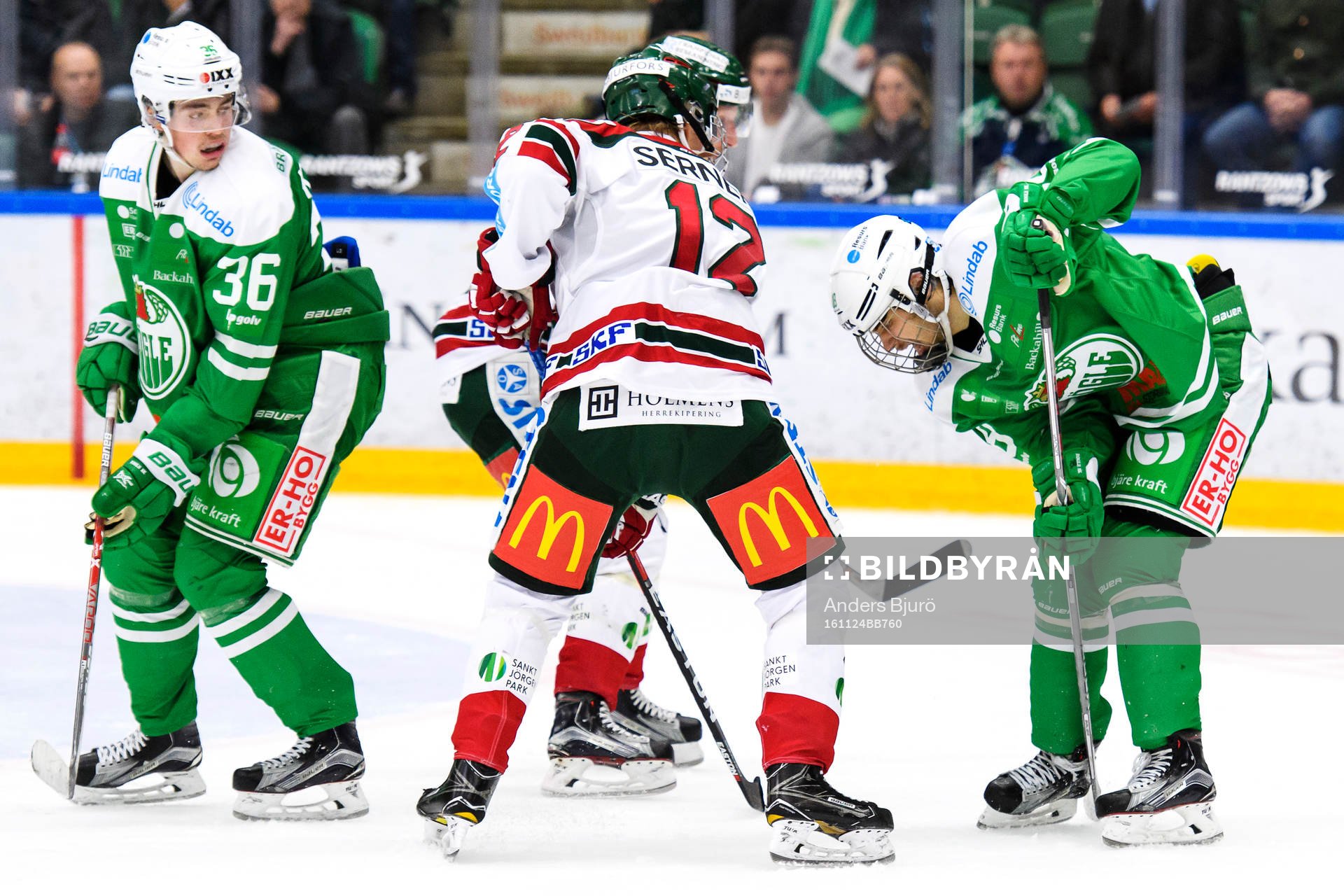 Frölundas Joni Ikoneno och Rögles Timothy Liljegren i