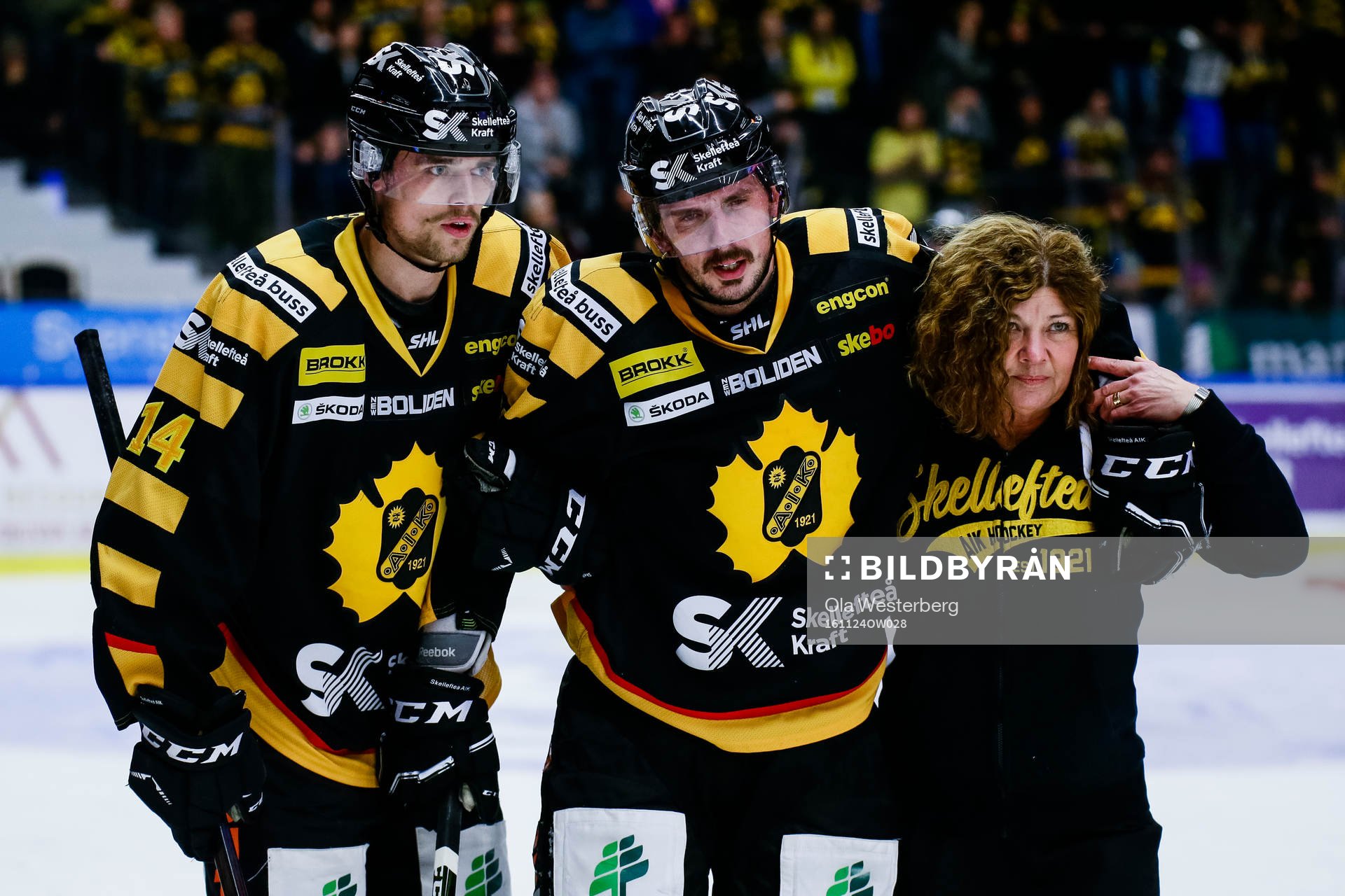 Skellefteås Fredrik Lindgren får hjälp av Emil